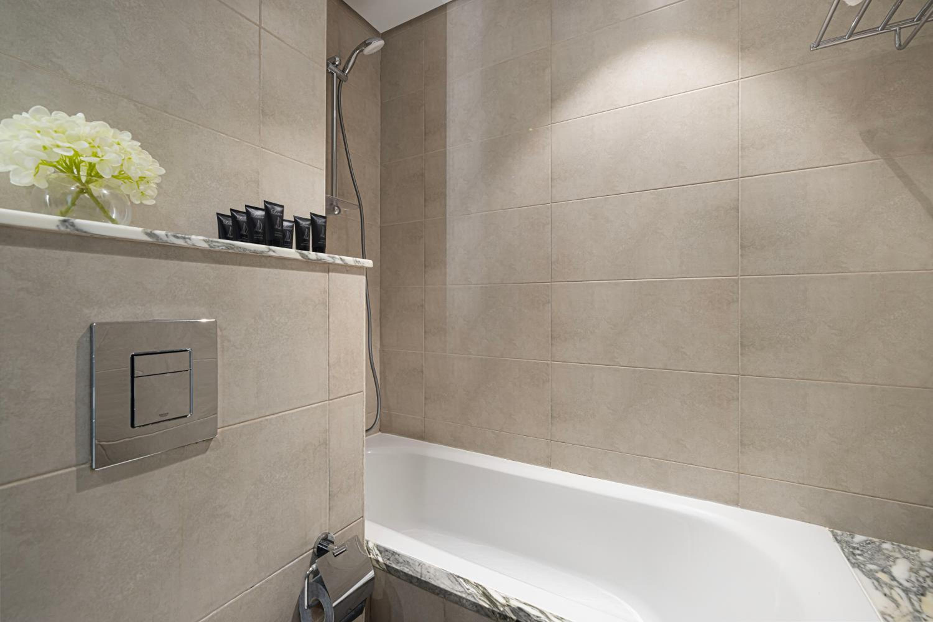 Paramount Midtown by Luxe Living