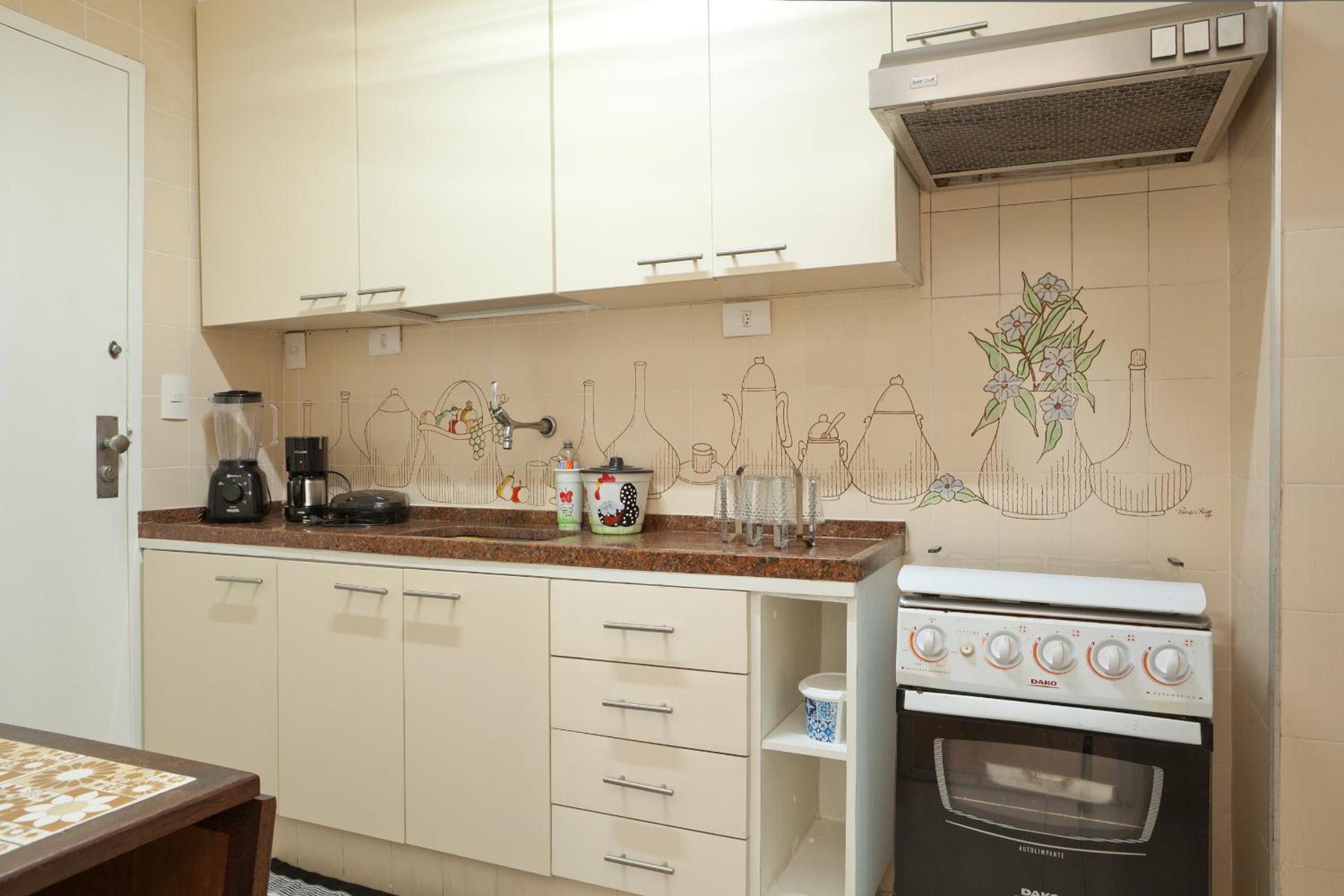 Apartamento completo na praia de Copacabana 02 Quartos com vista lateral mar em andar alto, ar, wifi , netflix, pauloangerami RMVC18