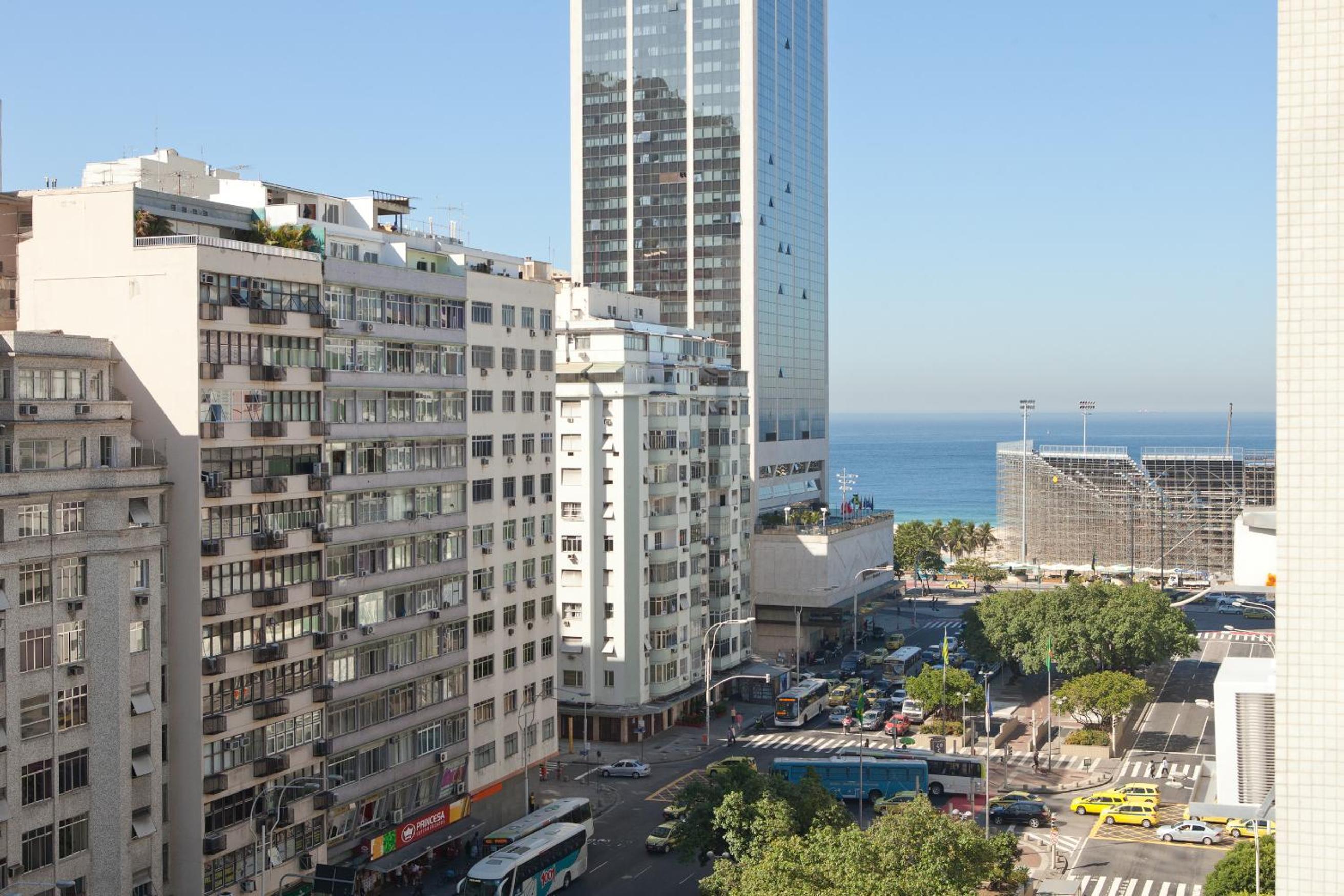 Apartamento completo na praia de Copacabana 02 Quartos com vista lateral mar em andar alto, ar, wifi , netflix, pauloangerami RMVC18