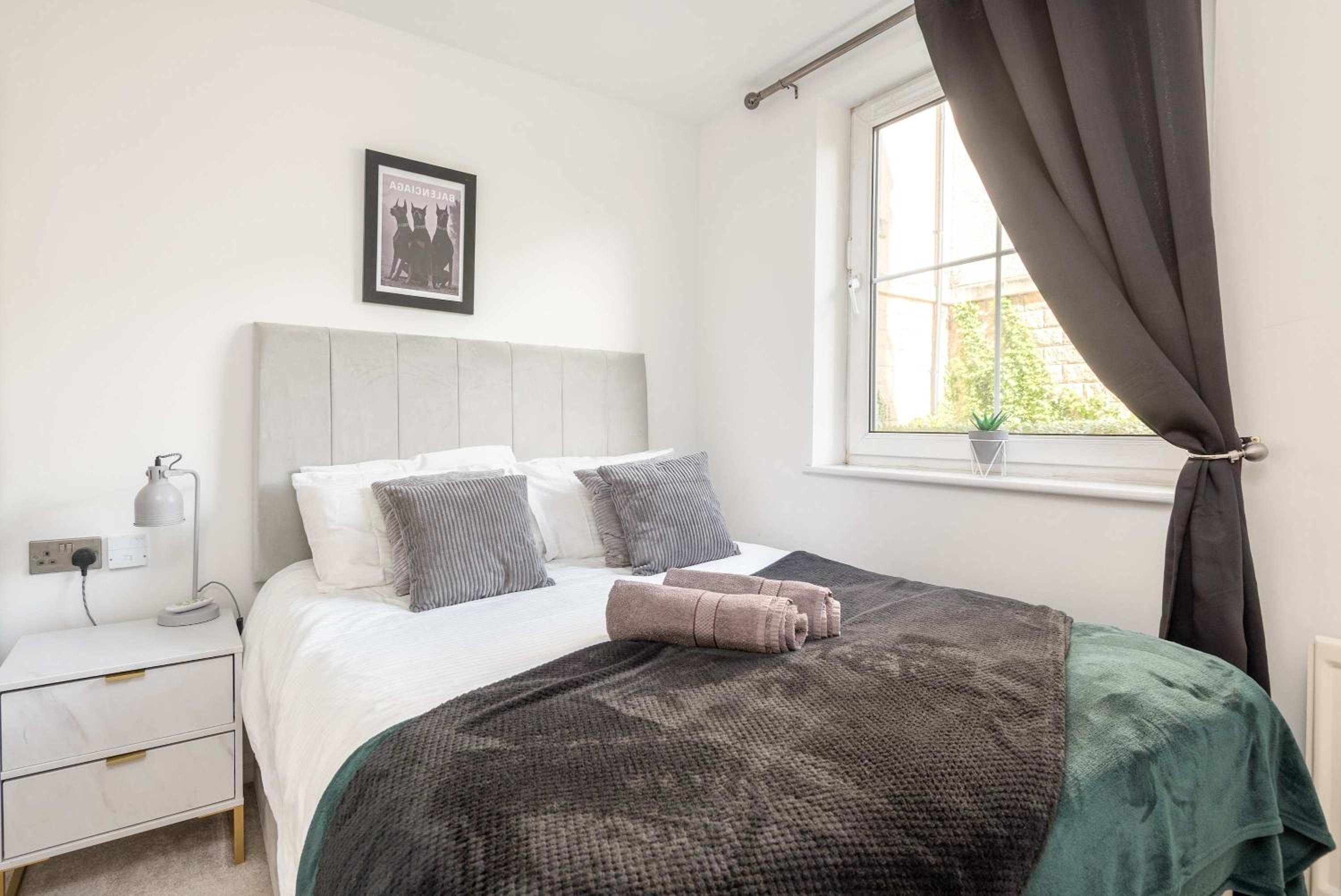 2Bed Flat in Leith-Free Parking- by Holiday Homes