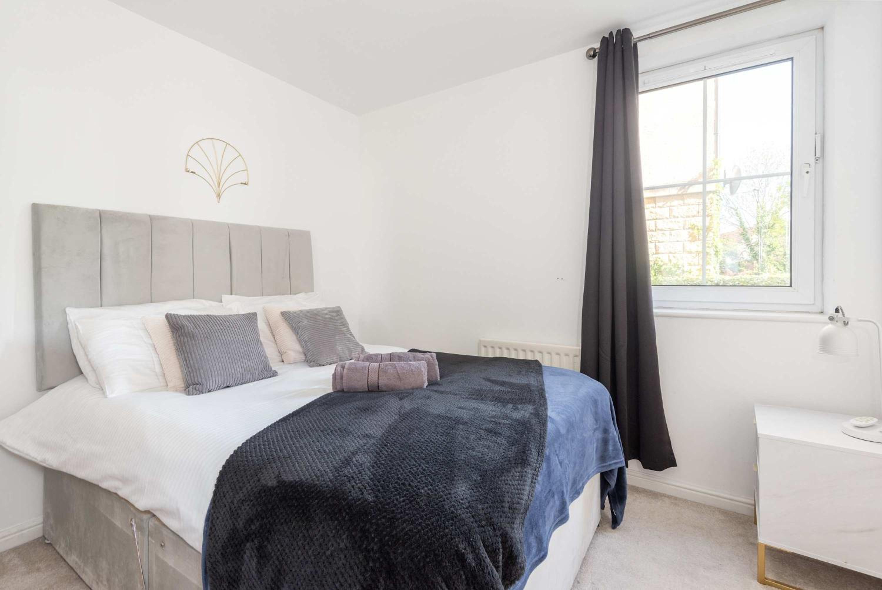 2Bed Flat in Leith-Free Parking- by Holiday Homes