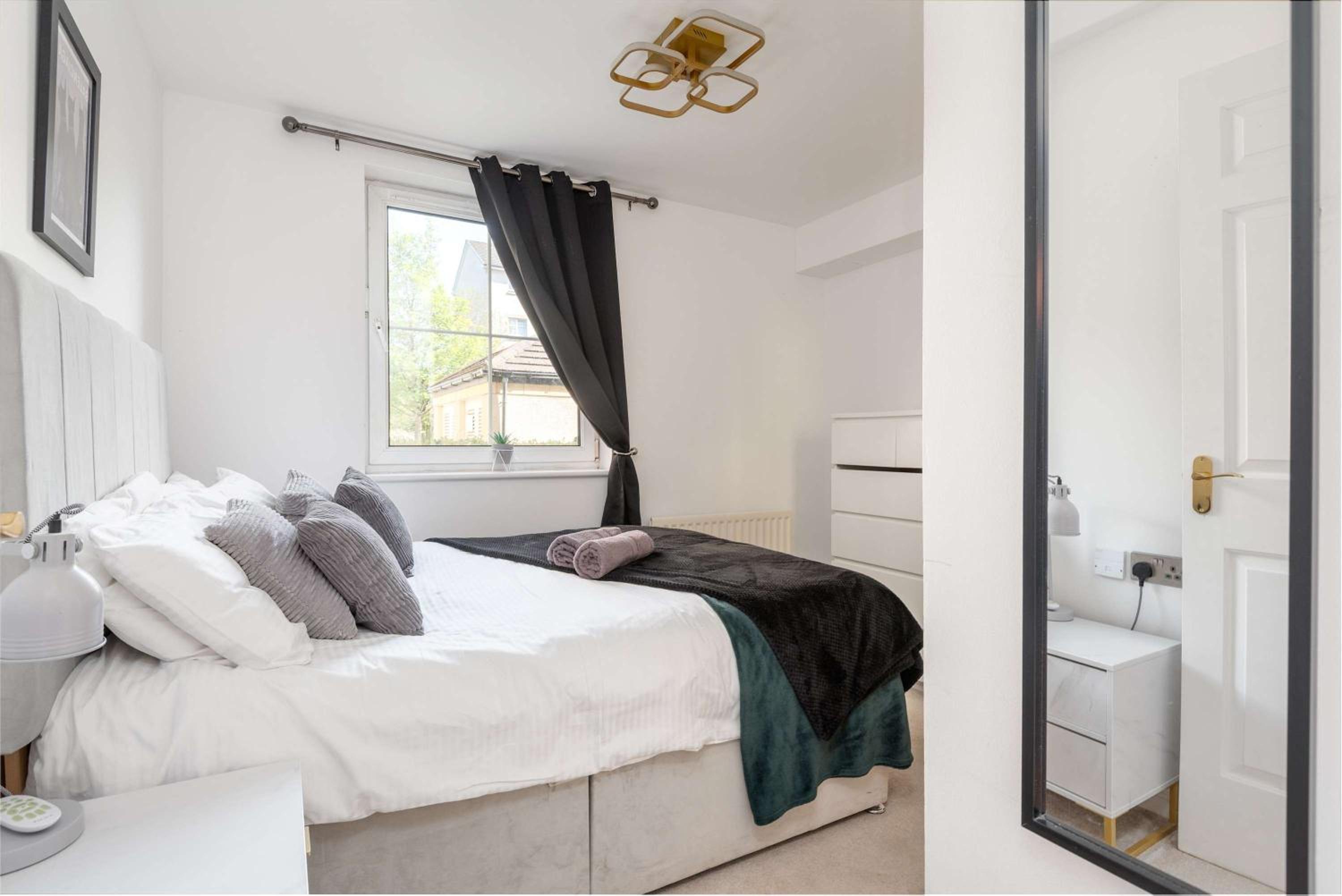 2Bed Flat in Leith-Free Parking- by Holiday Homes