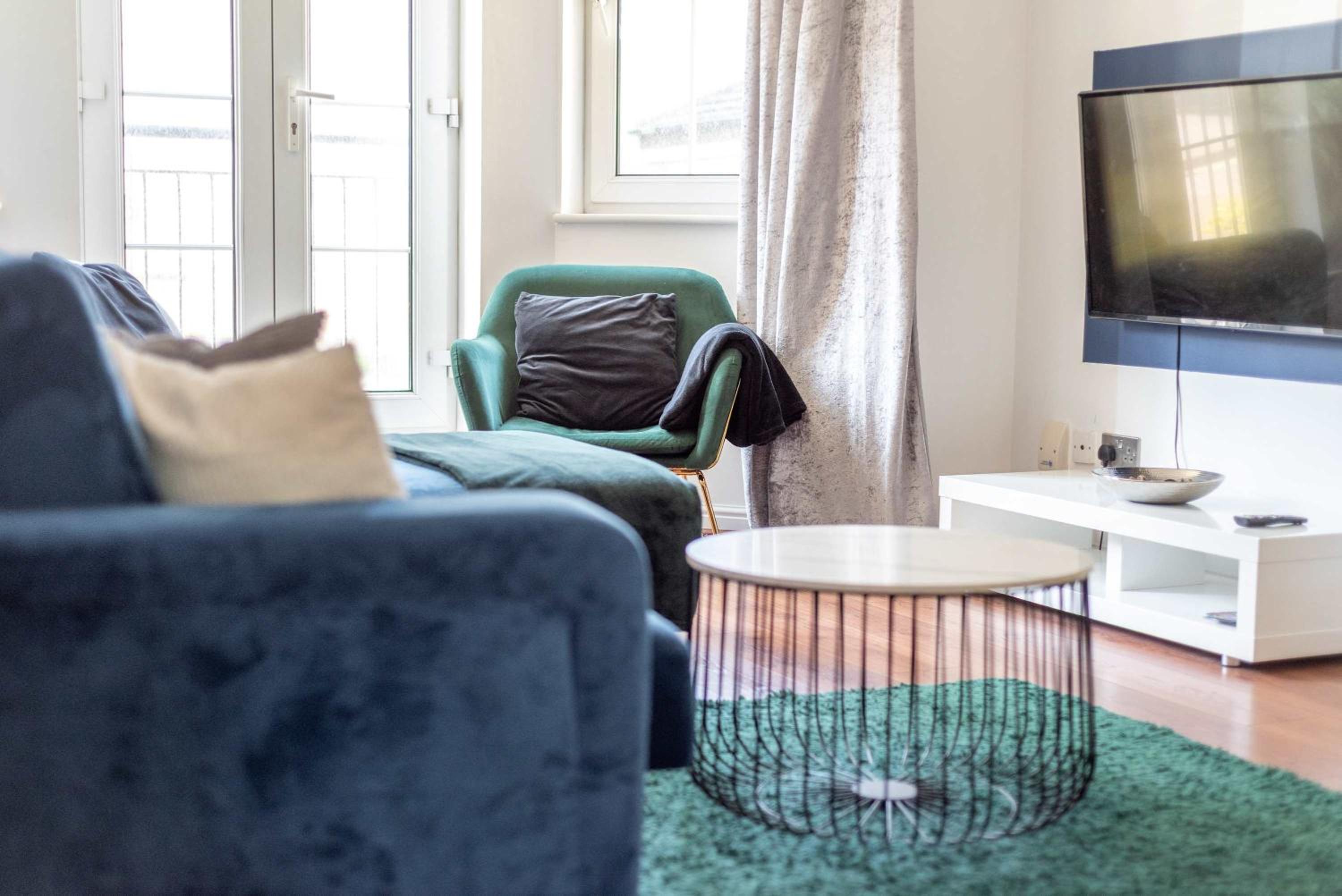 2Bed Flat in Leith-Free Parking- by Holiday Homes