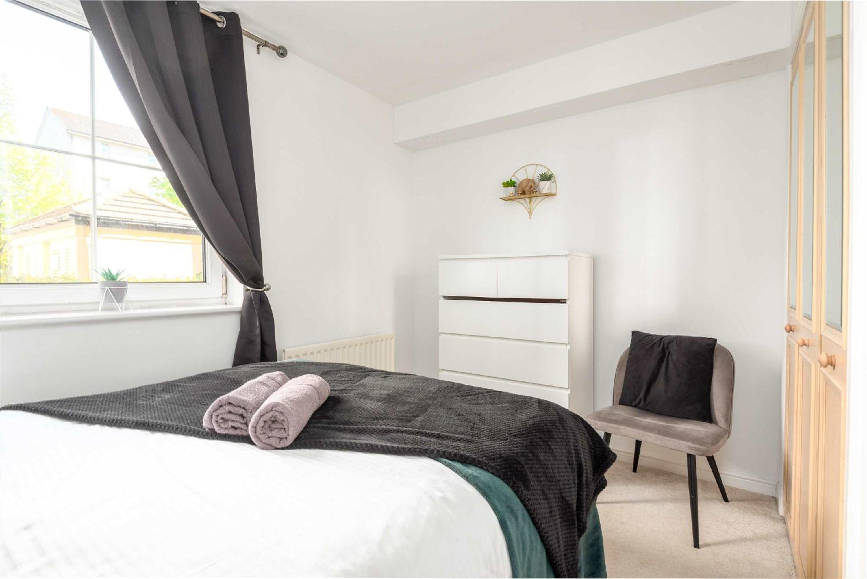 2Bed Flat in Leith-Free Parking- by Holiday Homes