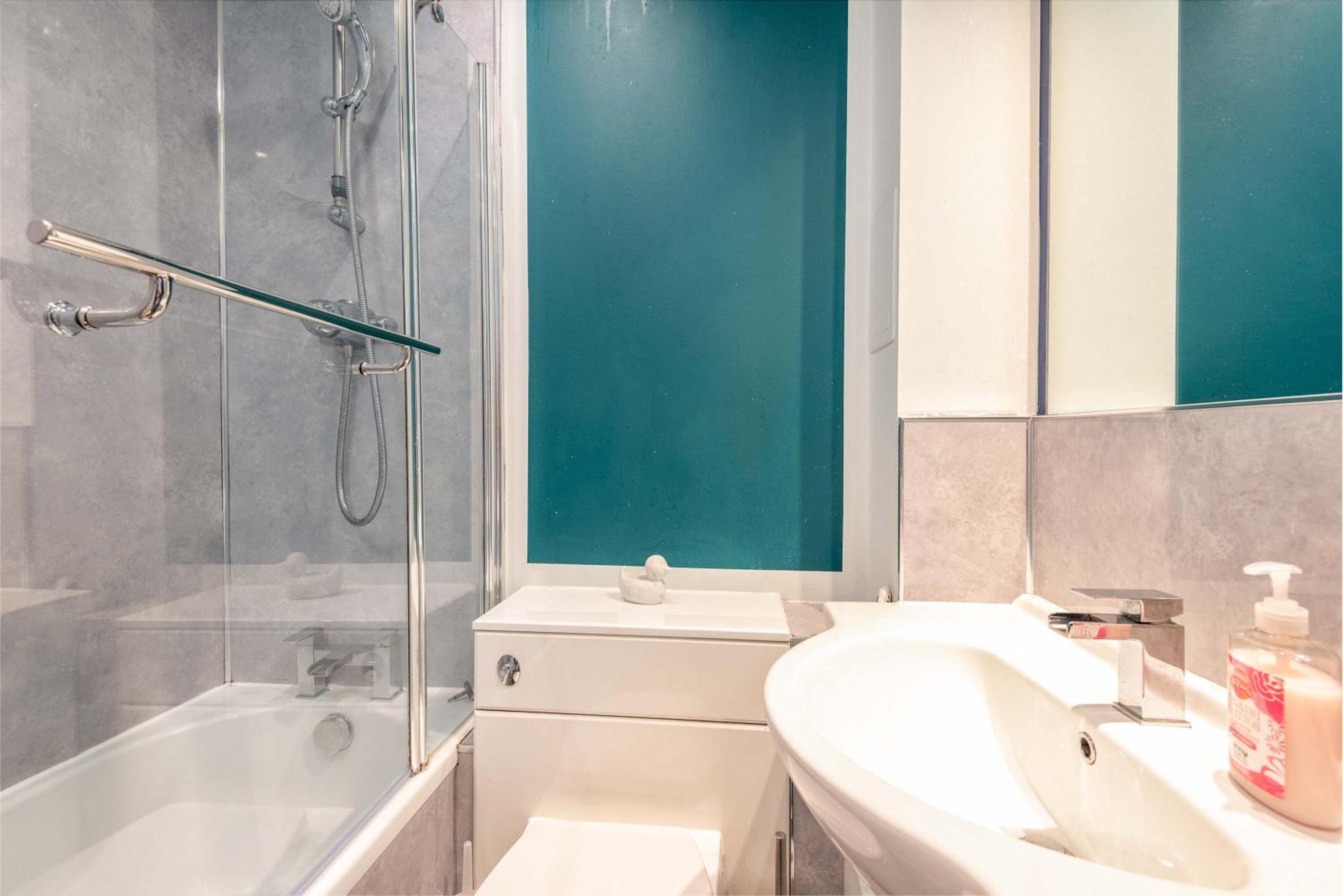 2Bed Flat in Leith-Free Parking- by Holiday Homes