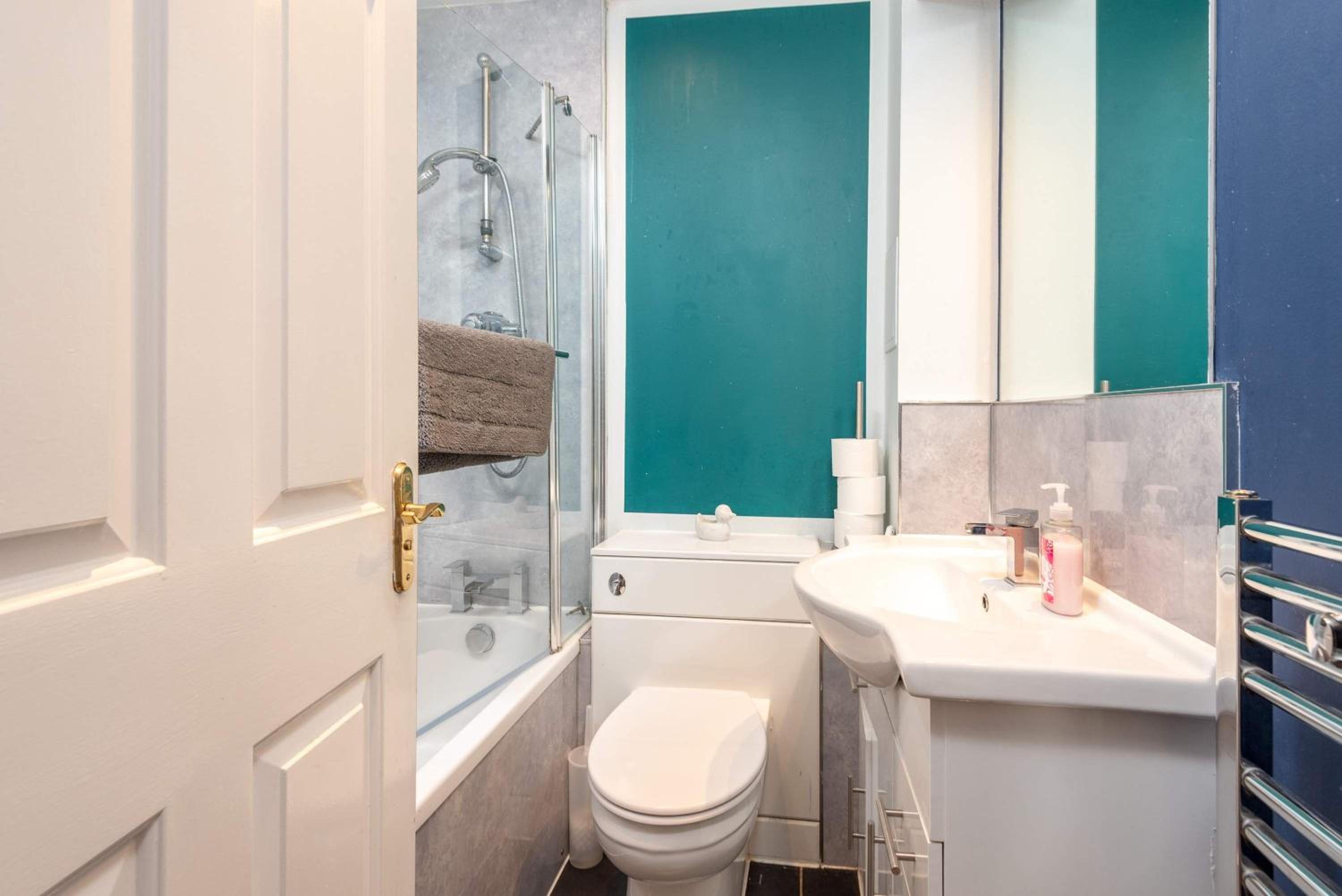 2Bed Flat in Leith-Free Parking- by Holiday Homes