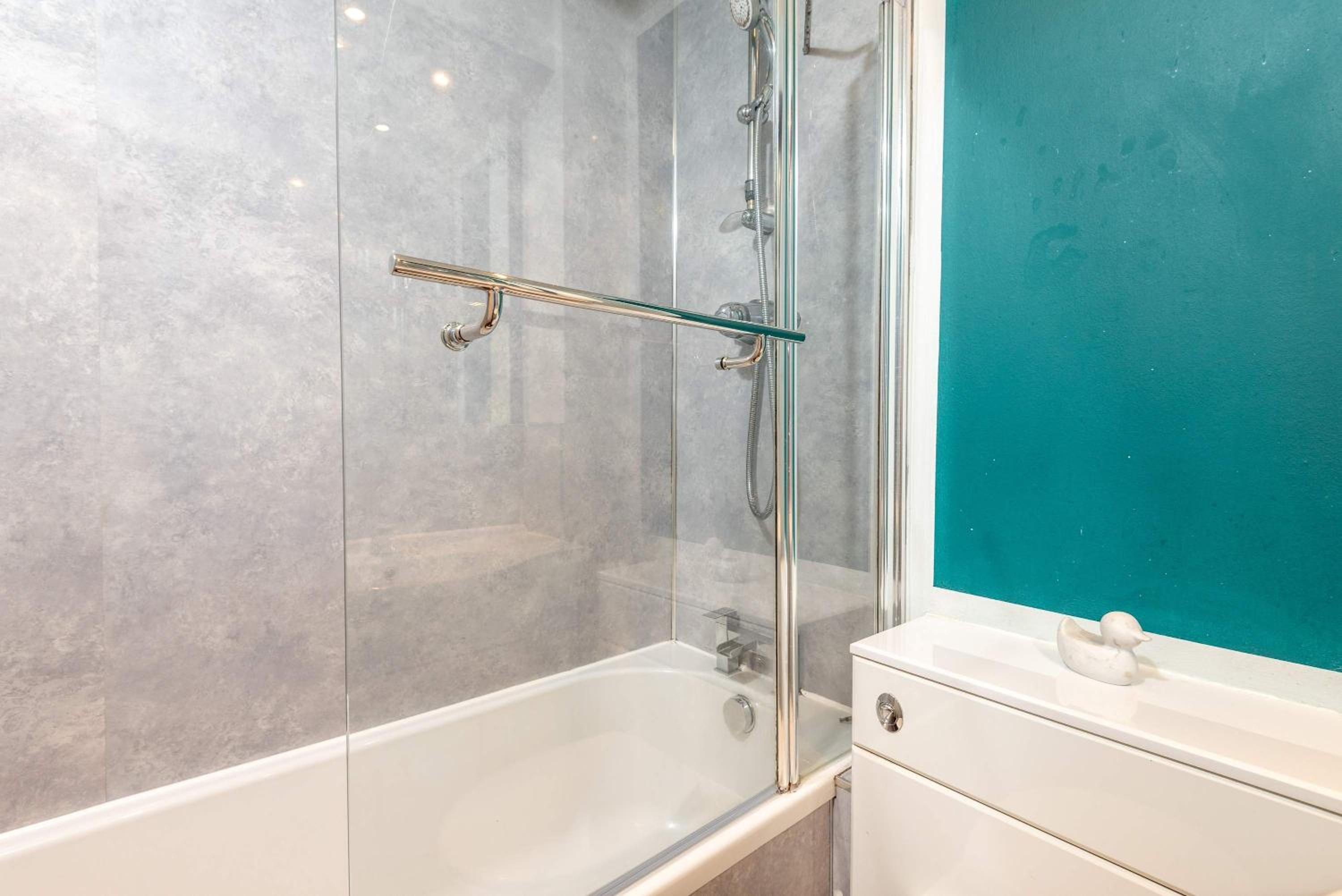 2Bed Flat in Leith-Free Parking- by Holiday Homes