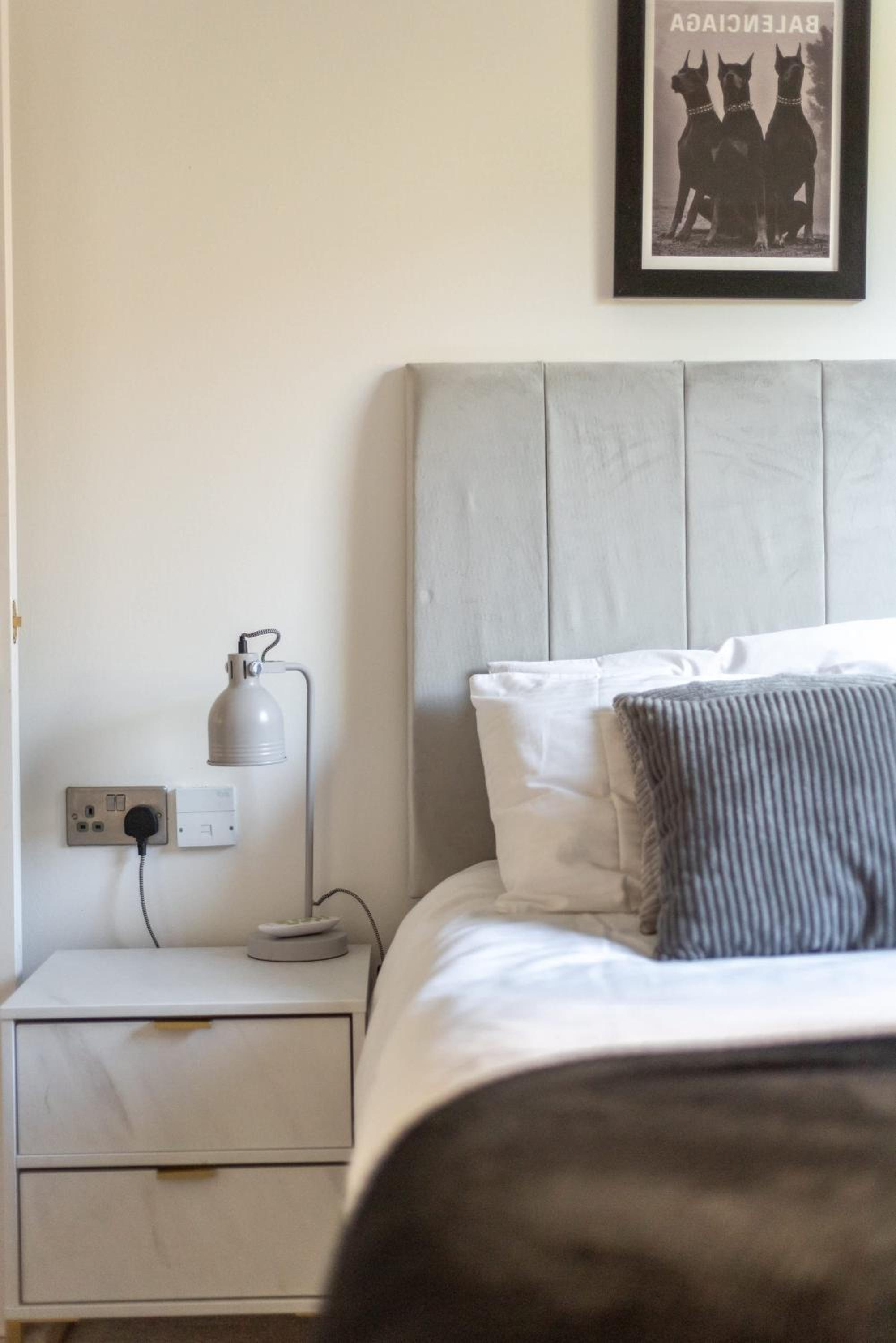 2Bed Flat in Leith-Free Parking- by Holiday Homes
