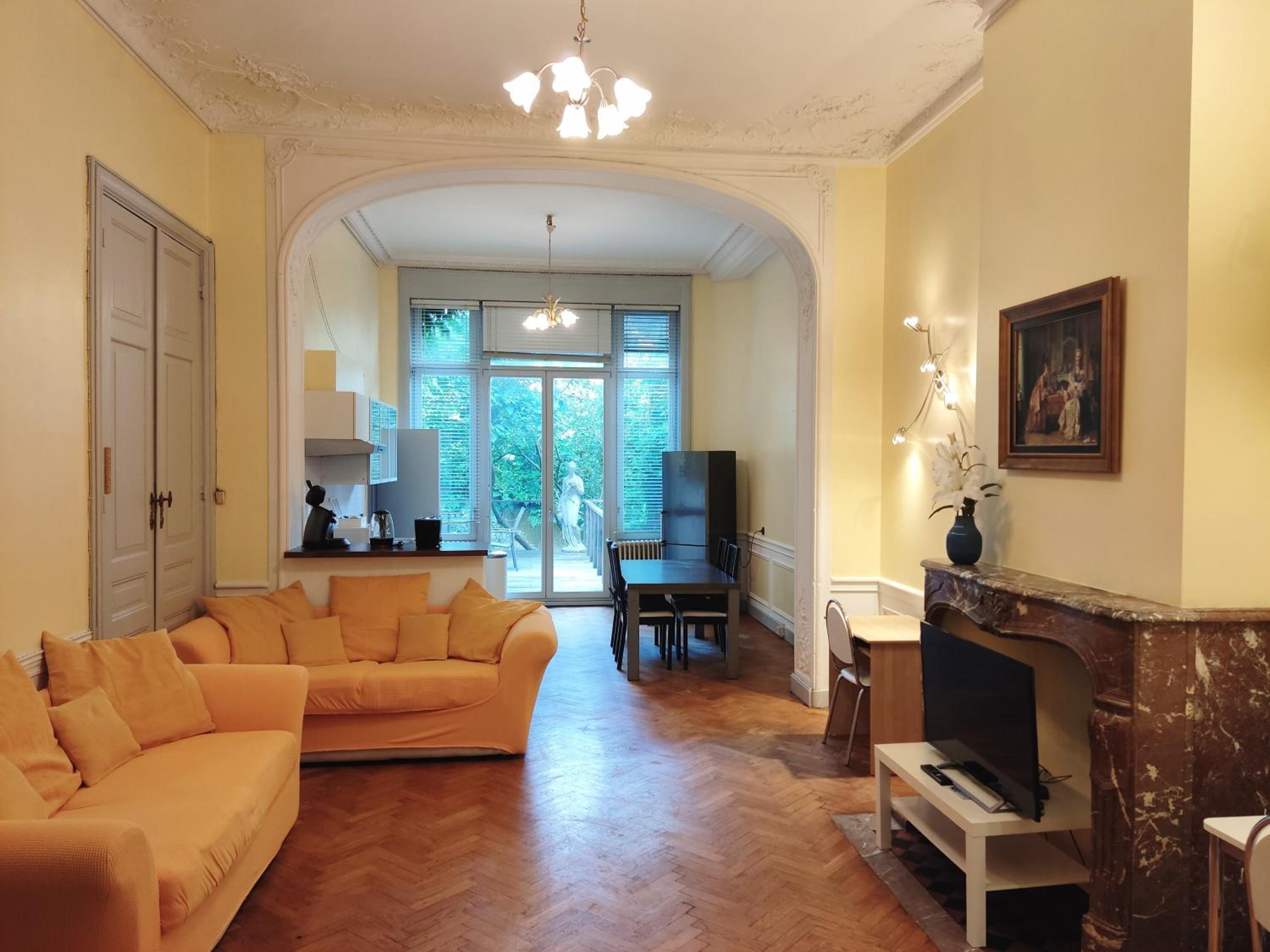 Bright 1BR with terrace near Montgomery
