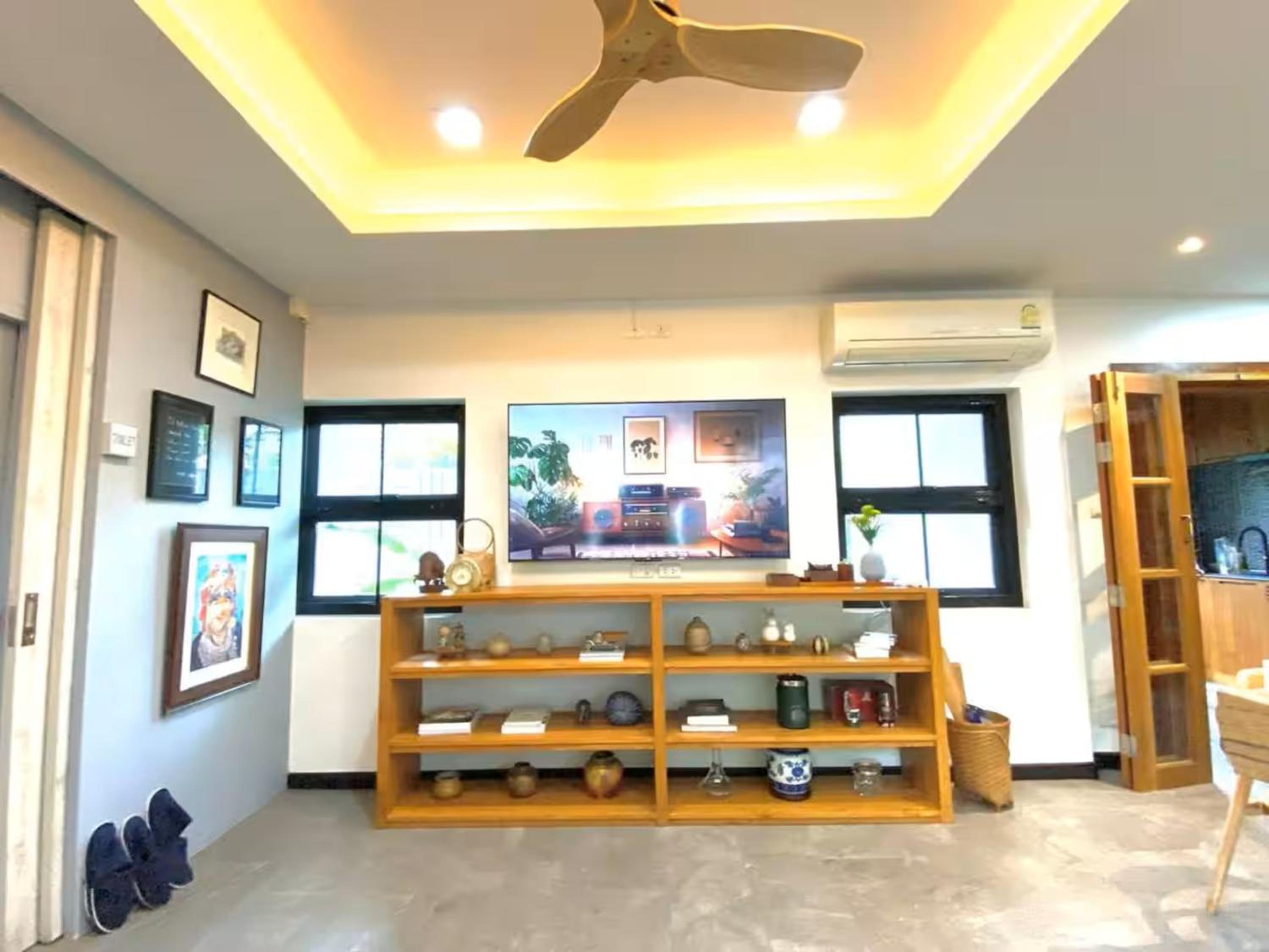 Whisper Oasis - Private Jacuzzi Pool Villa - 3BR, Sleeps 10 w Daily Housekeeping