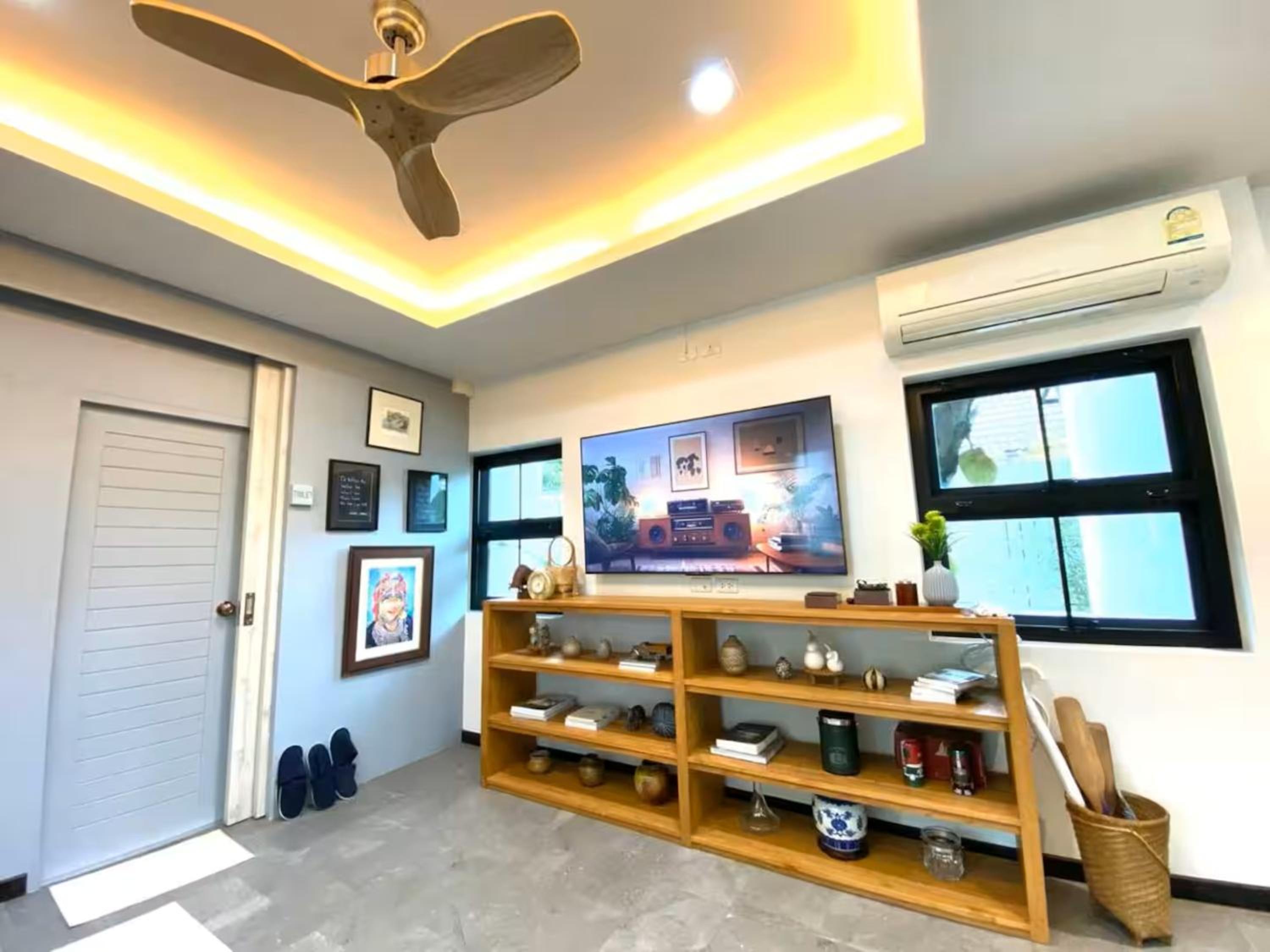 Whisper Oasis - Private Jacuzzi Pool Villa - 3BR, Sleeps 10 w Daily Housekeeping