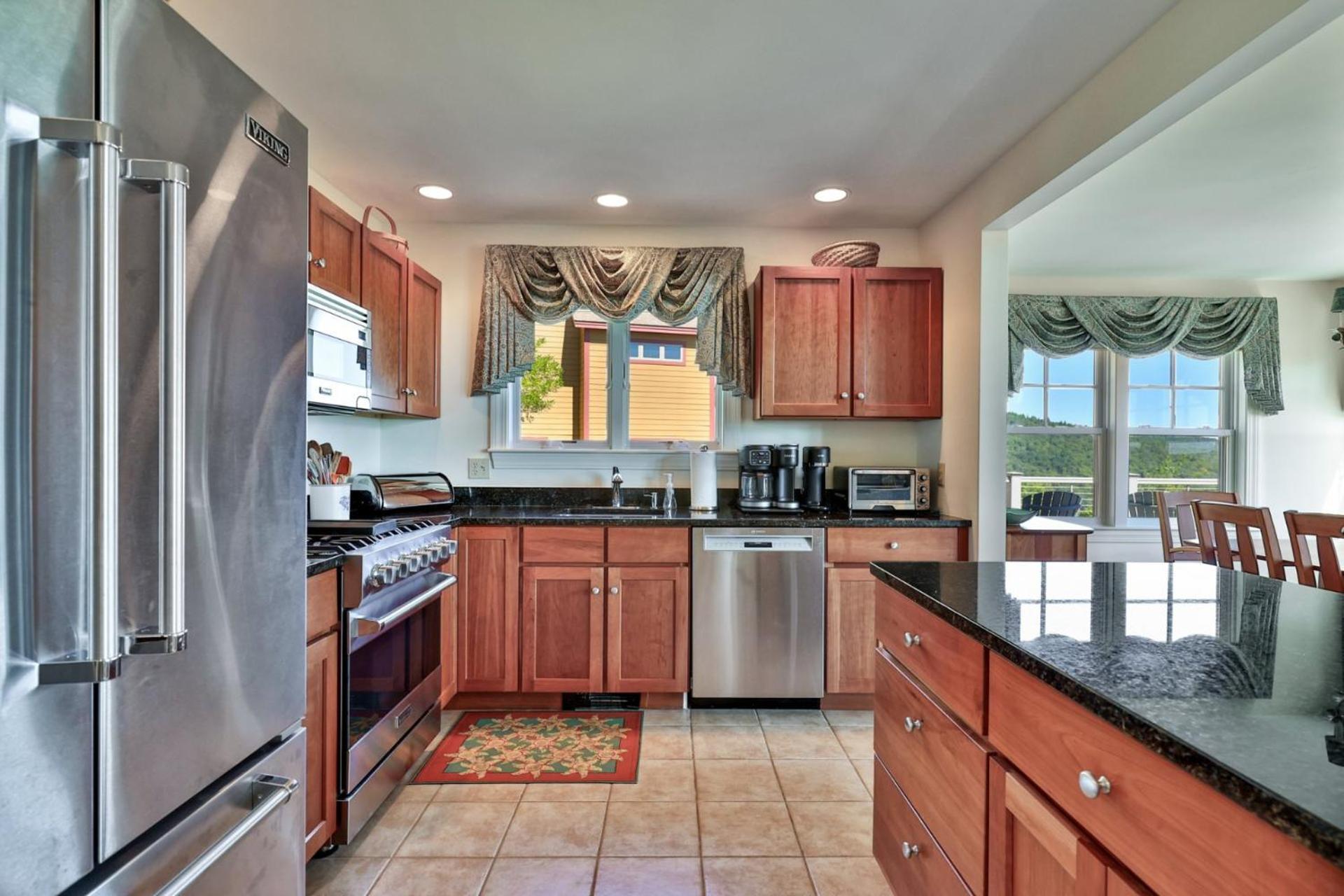 Stonefire Chalet at Topridge - 4BR Luxury Ski-In Ski-Out Retreat, Sleeps 8, Hot Tub
