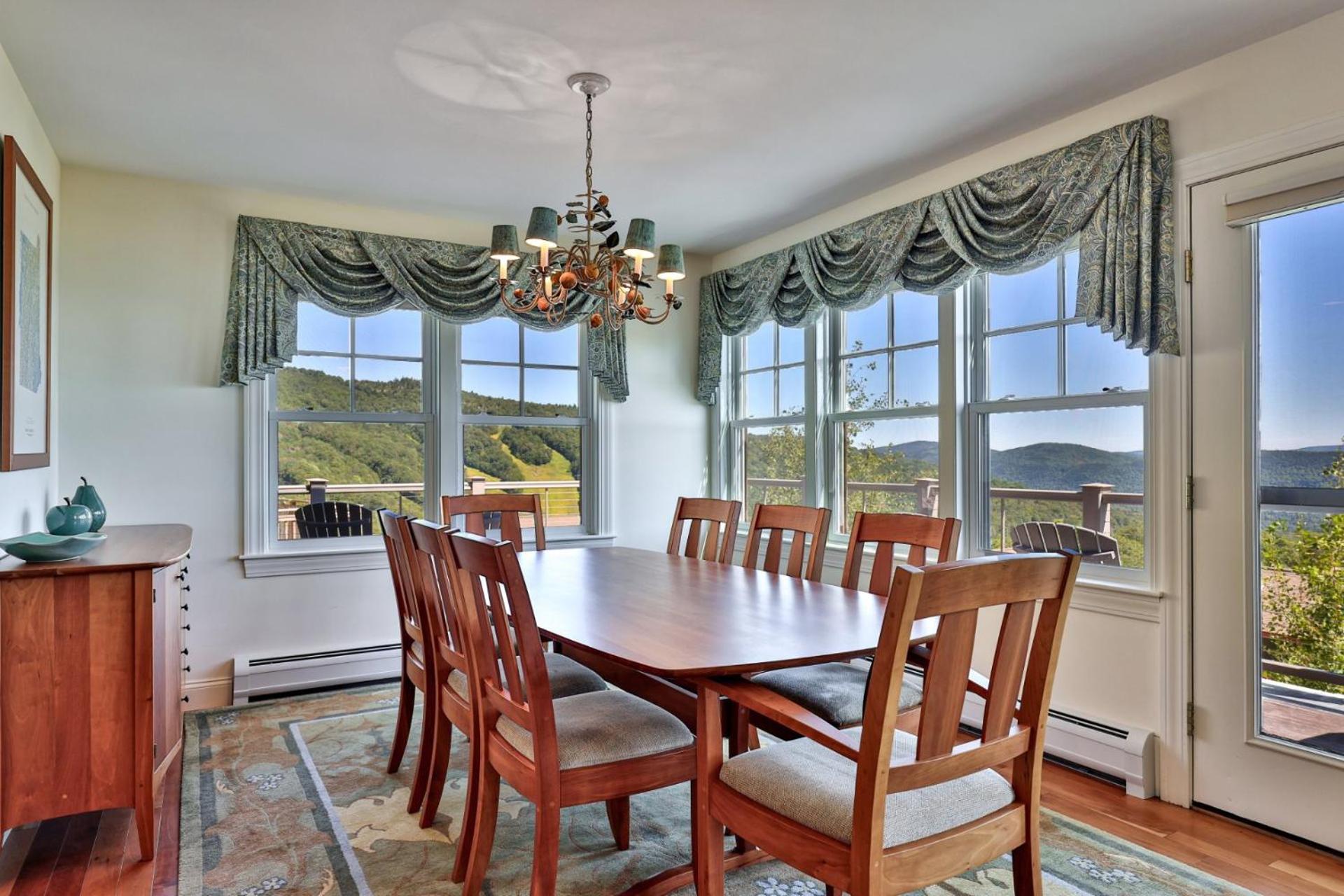 Stonefire Chalet at Topridge - 4BR Luxury Ski-In Ski-Out Retreat, Sleeps 8, Hot Tub