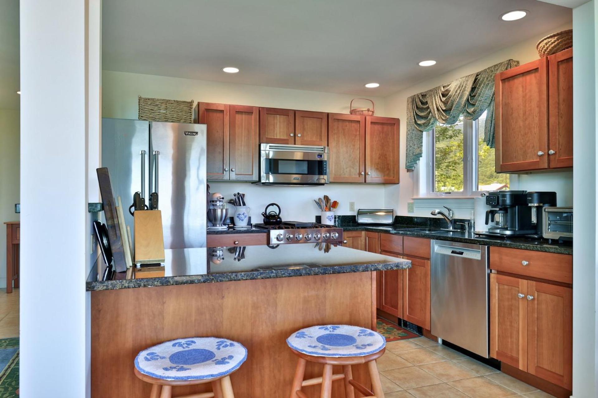 Stonefire Chalet at Topridge - 4BR Luxury Ski-In Ski-Out Retreat, Sleeps 8, Hot Tub