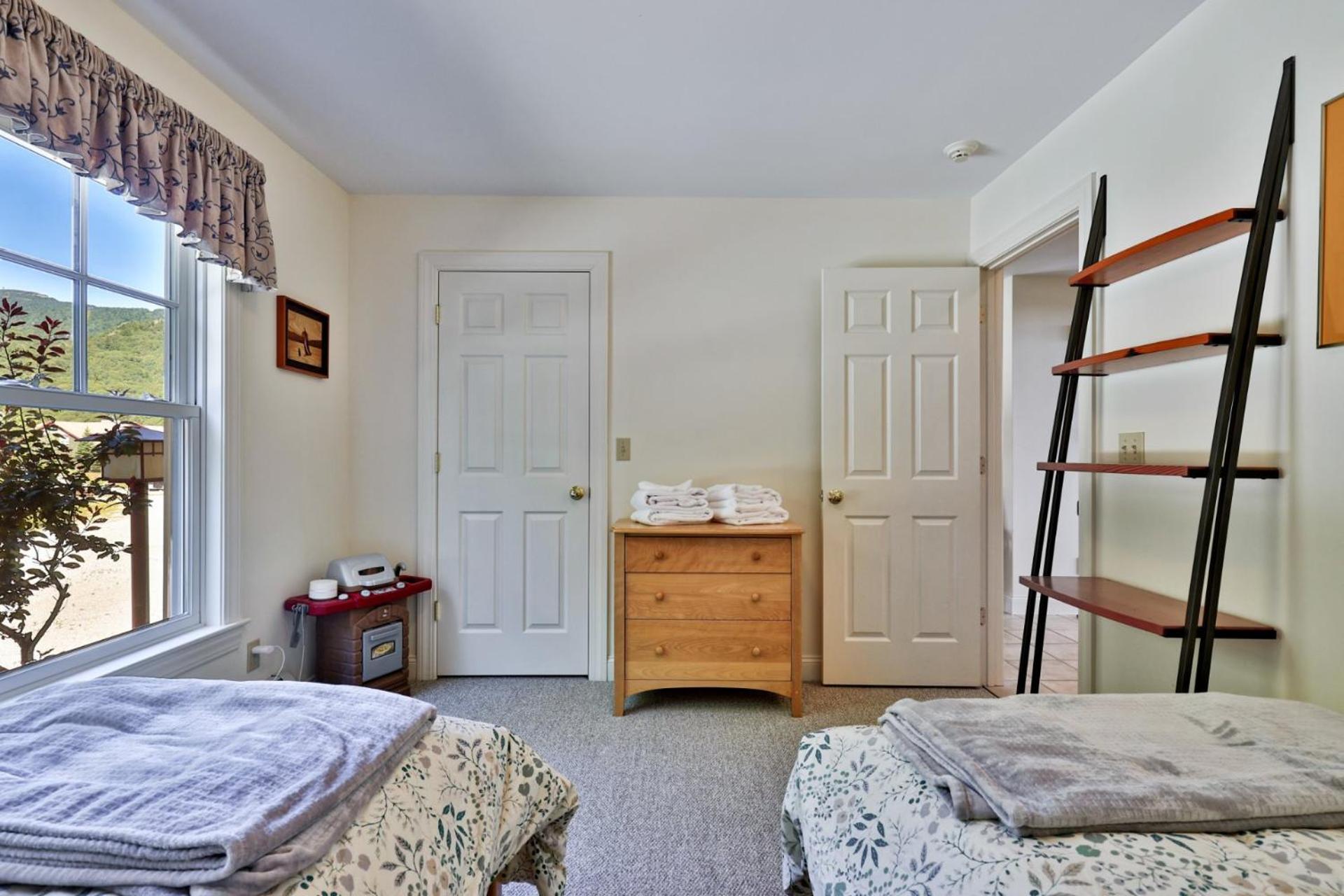 Stonefire Chalet at Topridge - 4BR Luxury Ski-In Ski-Out Retreat, Sleeps 8, Hot Tub