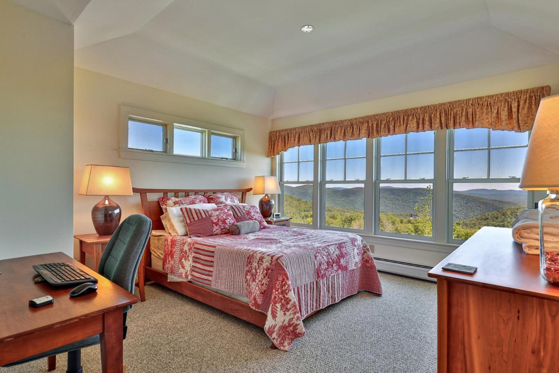 Stonefire Chalet at Topridge - 4BR Luxury Ski-In Ski-Out Retreat, Sleeps 8, Hot Tub