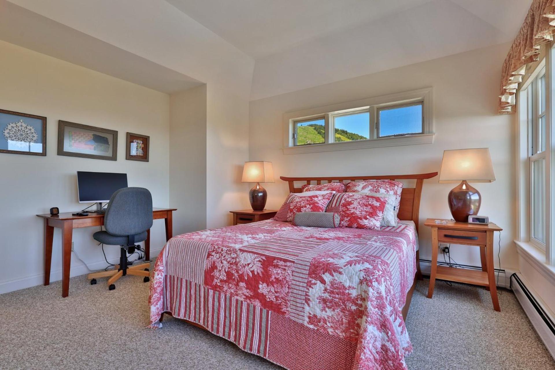 Stonefire Chalet at Topridge - 4BR Luxury Ski-In Ski-Out Retreat, Sleeps 8, Hot Tub