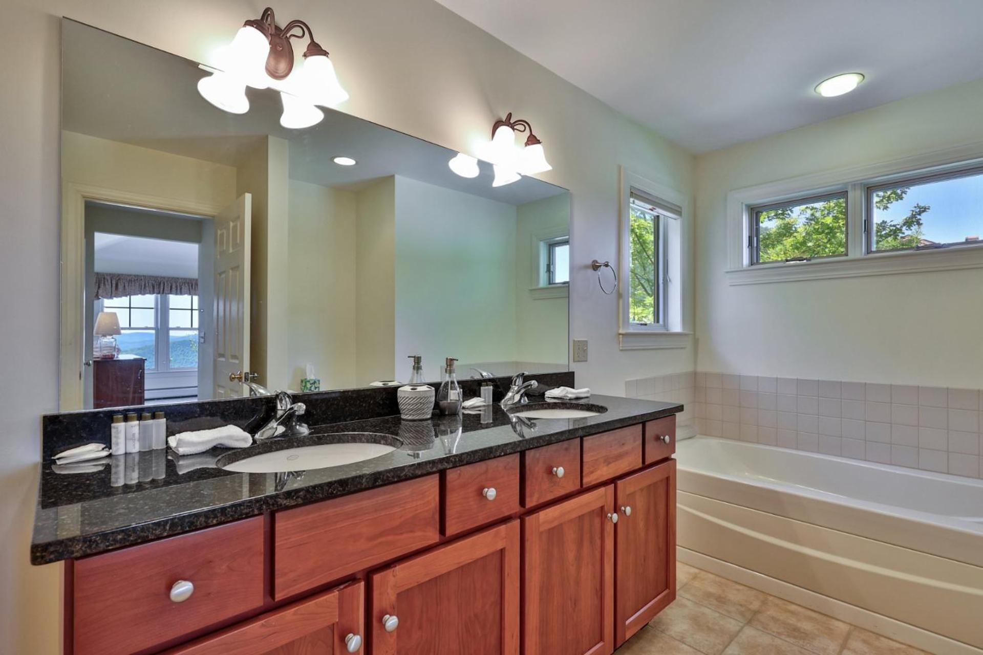 Stonefire Chalet at Topridge - 4BR Luxury Ski-In Ski-Out Retreat, Sleeps 8, Hot Tub