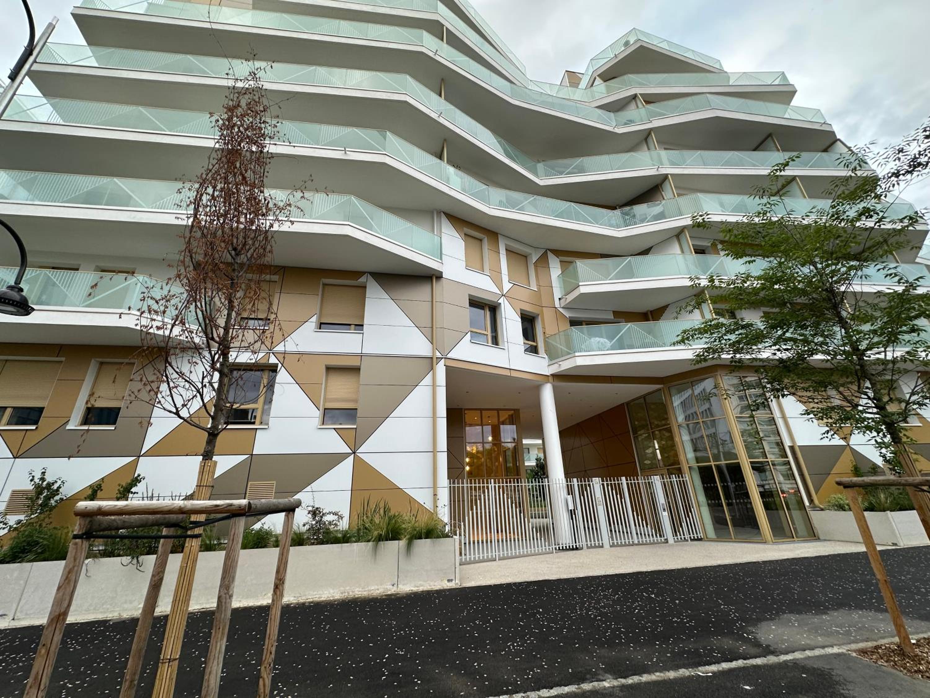 Confort et Style garantis, Près Paris, Seine & RER A, Parking Privé Gratuit