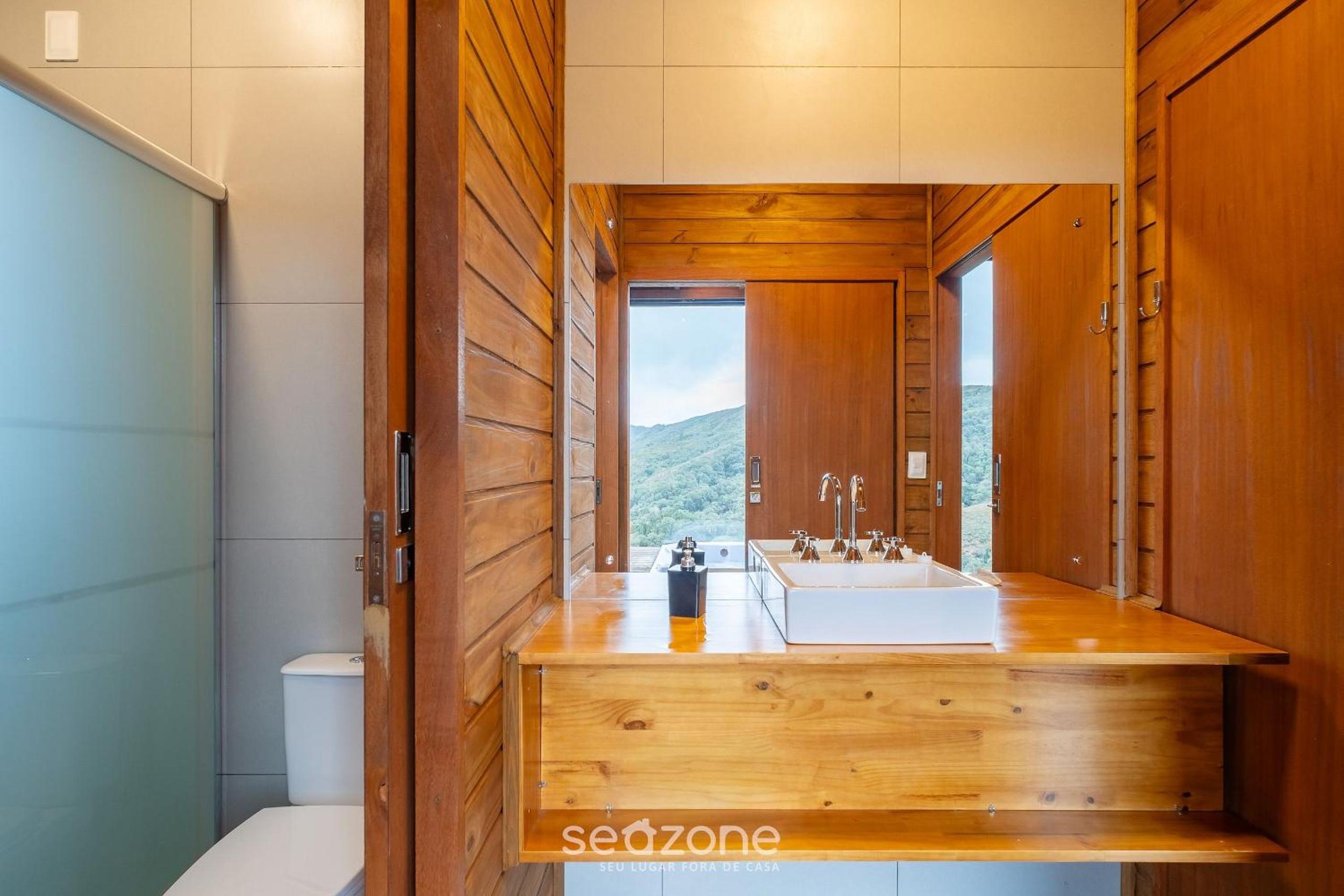 Apt w/ fireplace, jacuzzi, and amazing view VST027