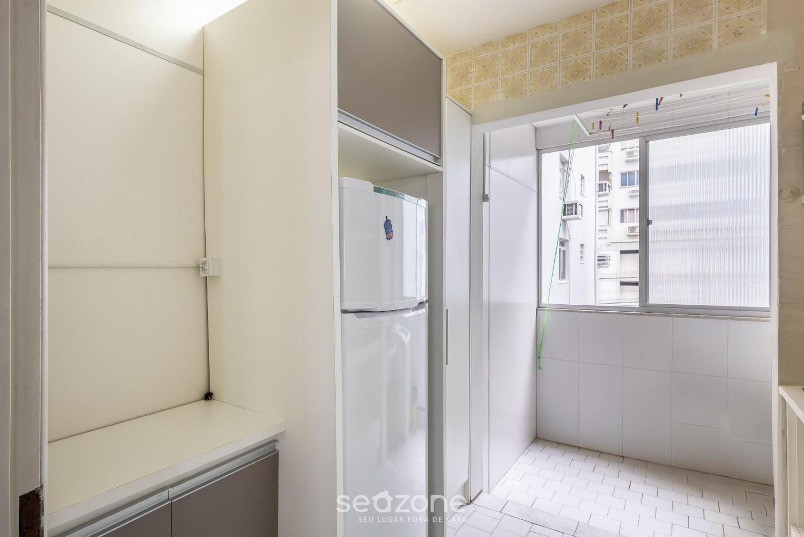 Apt in BC center w balcony 260m from beach ELO0207