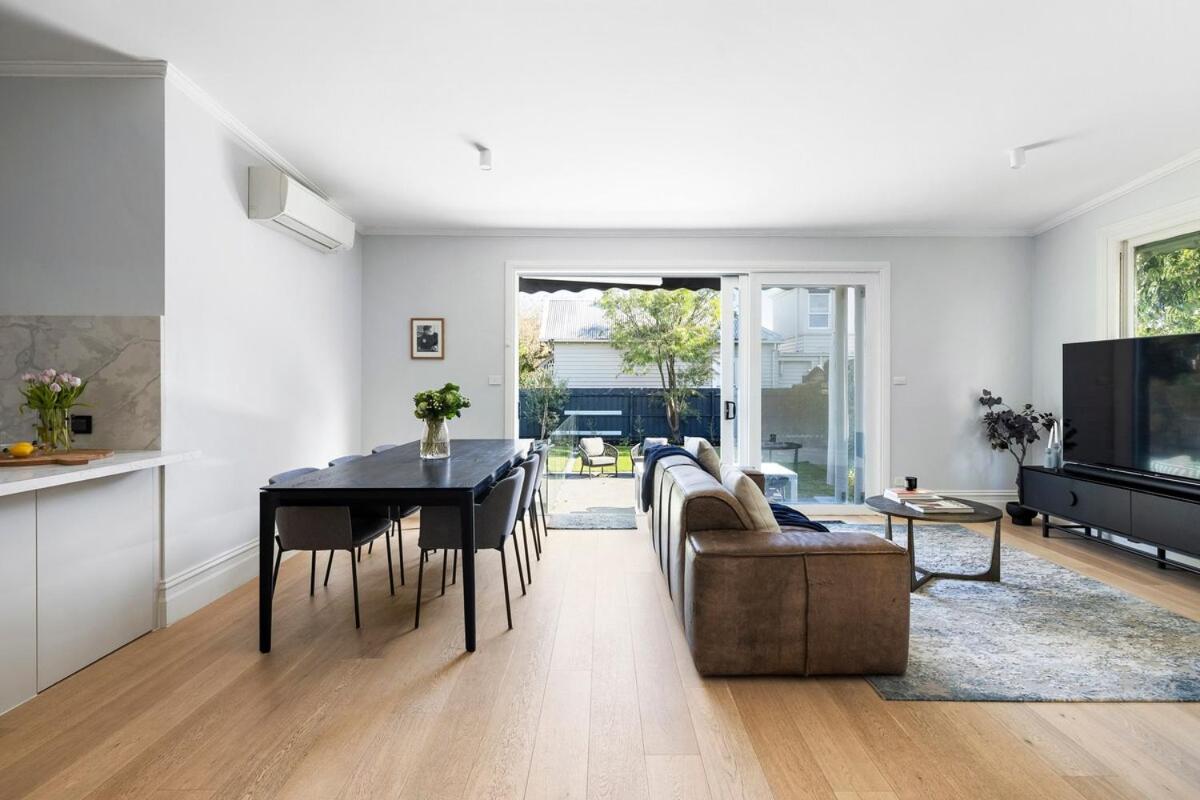 Brighton Designer Retreat Huge Pool, 3BR, Walk to Beach & Cafés