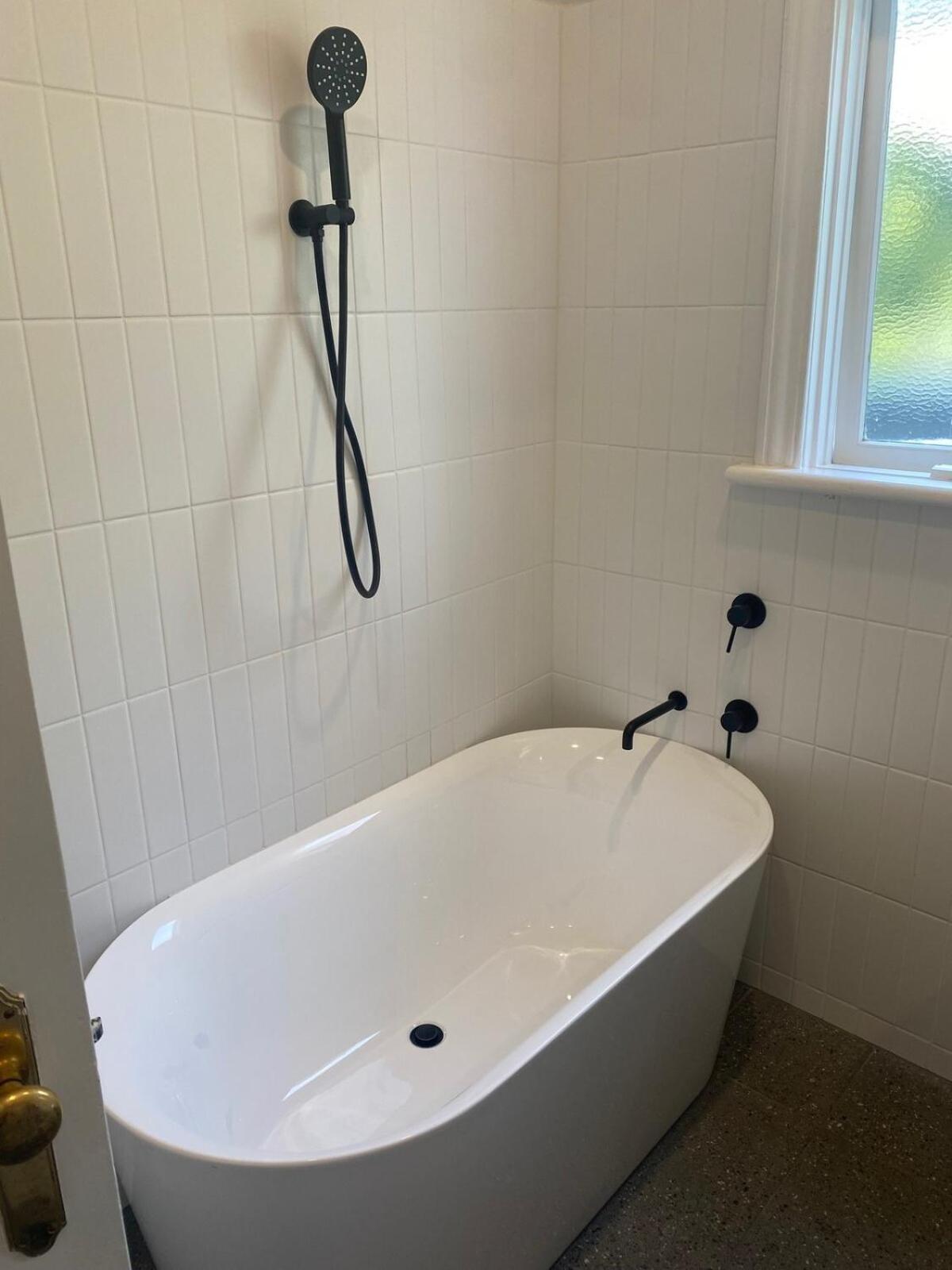 Brighton Designer Retreat Huge Pool, 3BR, Walk to Beach & Cafés