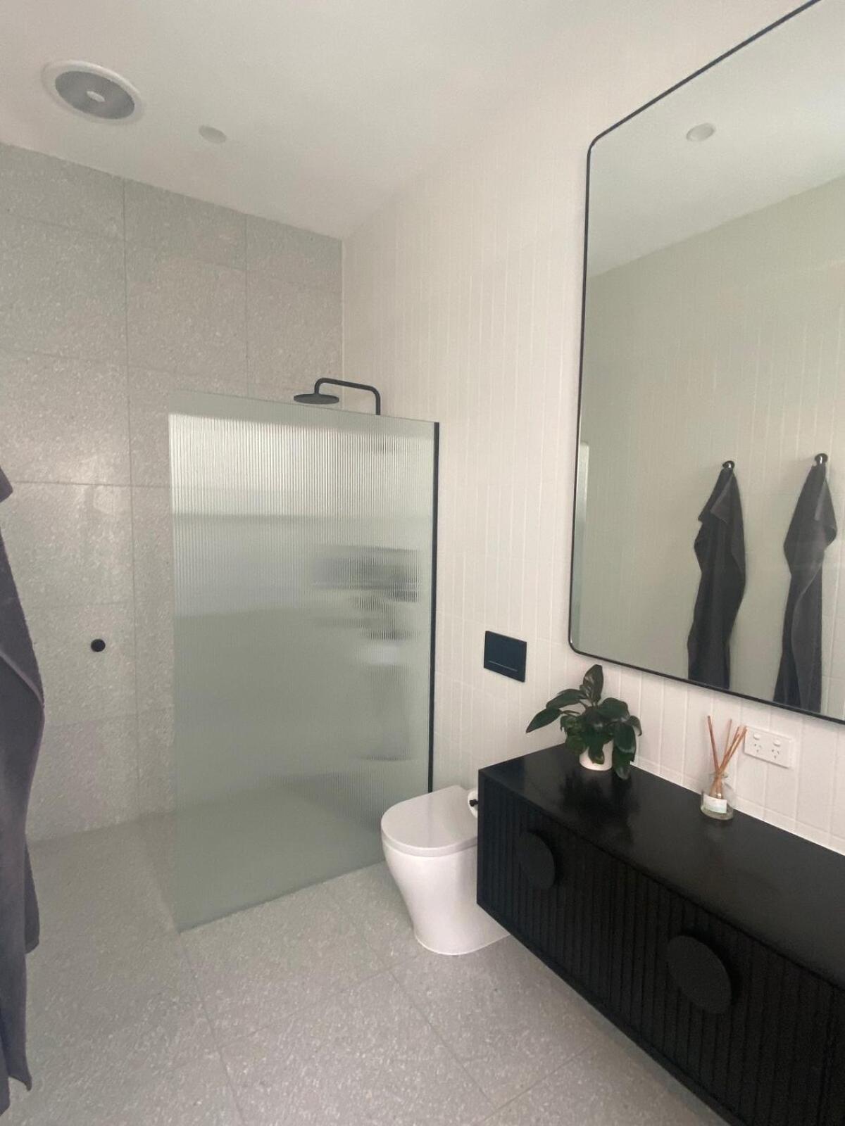 Brighton Designer Retreat Huge Pool, 3BR, Walk to Beach & Cafés