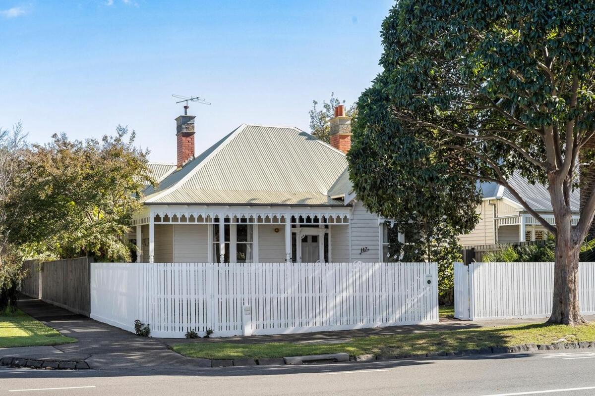 Brighton Designer Retreat Huge Pool, 3BR, Walk to Beach & Cafés