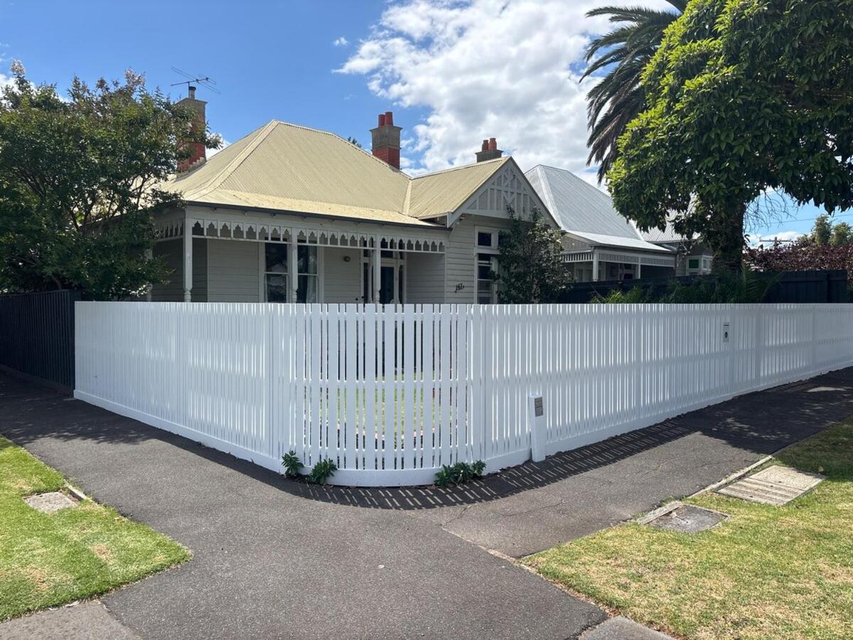 Brighton Designer Retreat Huge Pool, 3BR, Walk to Beach & Cafés