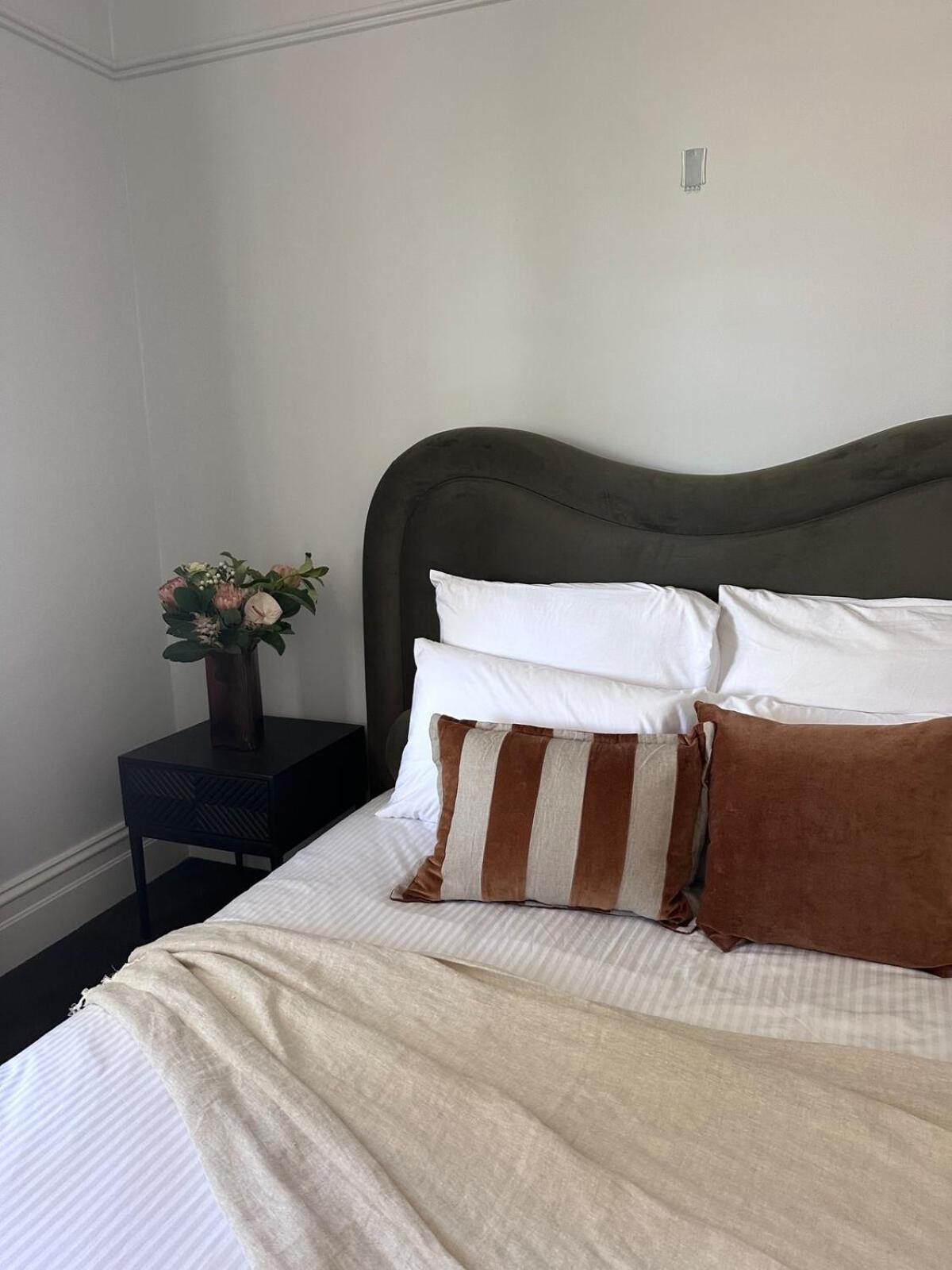 Brighton Designer Retreat Huge Pool, 3BR, Walk to Beach & Cafés