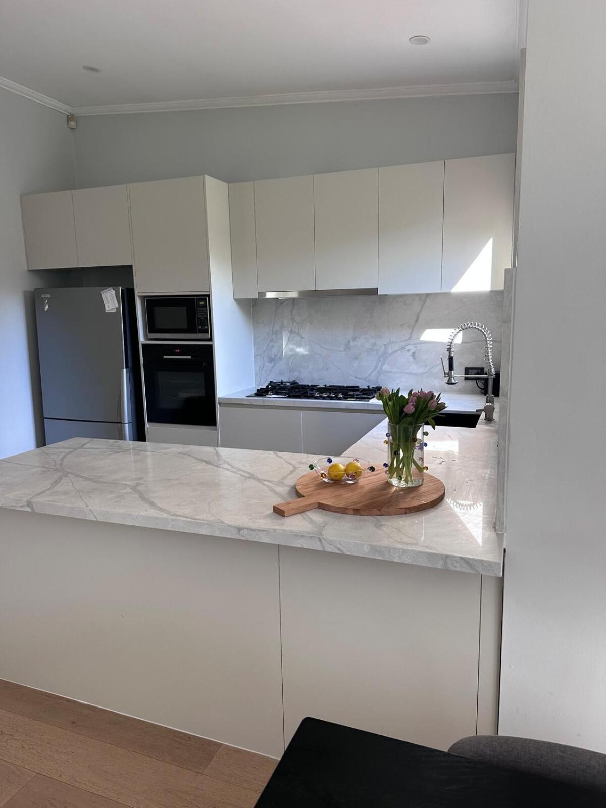Brighton Designer Retreat Huge Pool, 3BR, Walk to Beach & Cafés