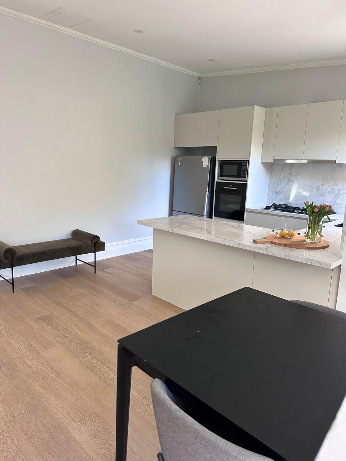 Brighton Designer Retreat Huge Pool, 3BR, Walk to Beach & Cafés