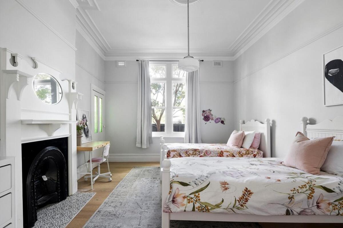 Brighton Designer Retreat Huge Pool, 3BR, Walk to Beach & Cafés