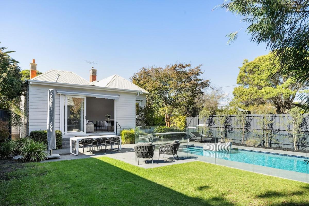 Brighton Designer Retreat Huge Pool, 3BR, Walk to Beach & Cafés