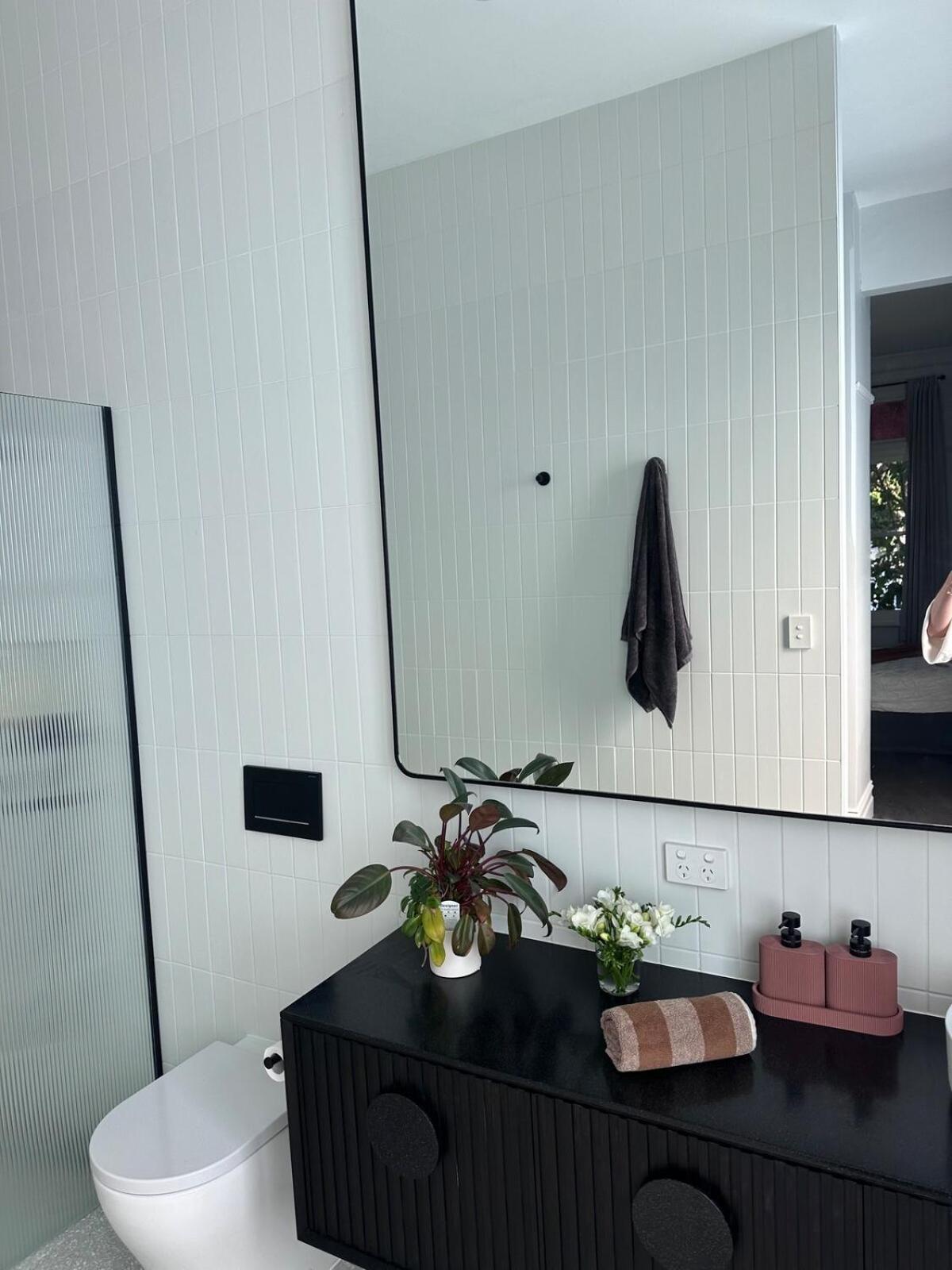 Brighton Designer Retreat Huge Pool, 3BR, Walk to Beach & Cafés