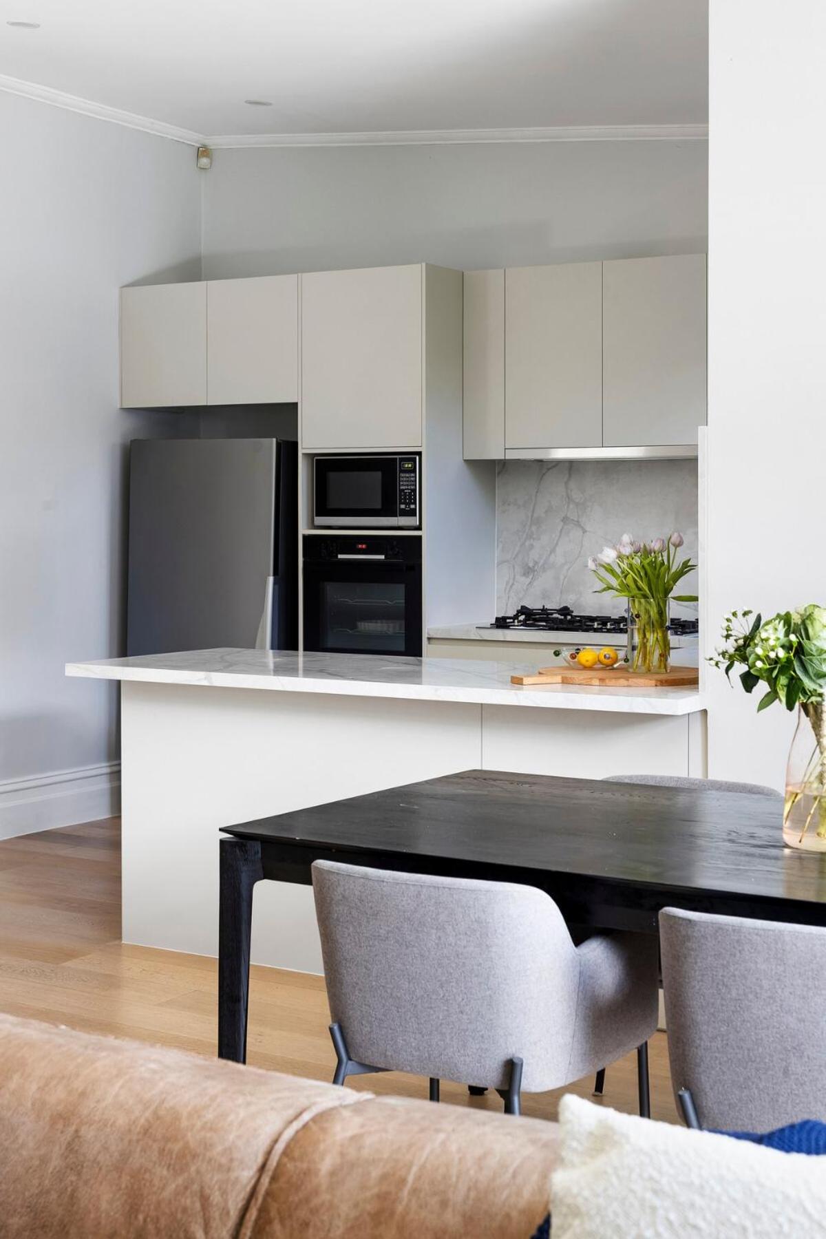 Brighton Designer Retreat Huge Pool, 3BR, Walk to Beach & Cafés