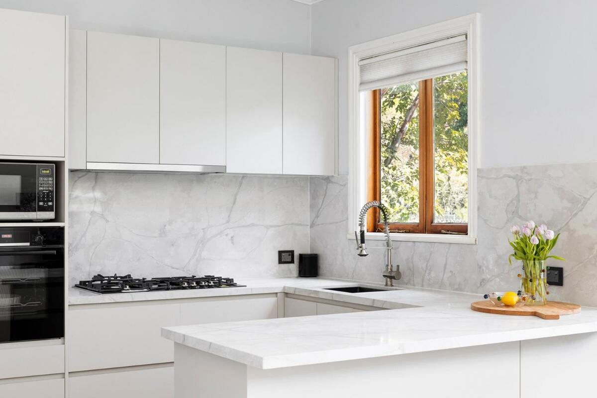 Brighton Designer Retreat Huge Pool, 3BR, Walk to Beach & Cafés
