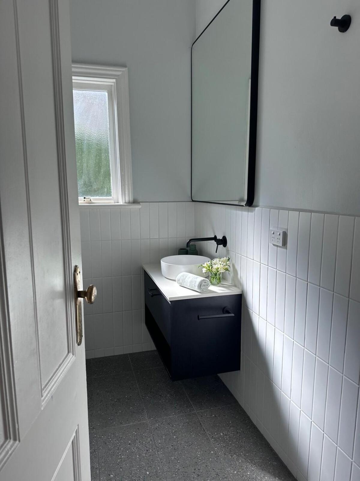 Brighton Designer Retreat Huge Pool, 3BR, Walk to Beach & Cafés