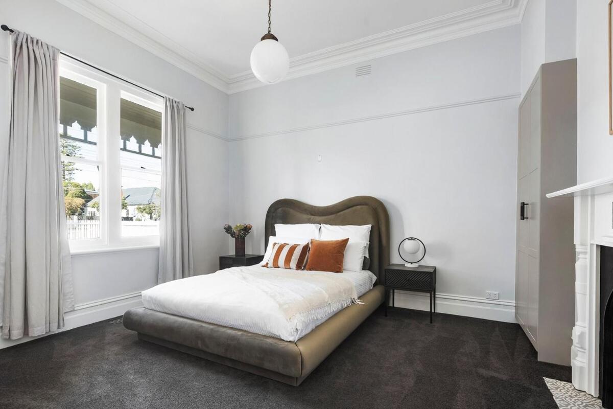 Brighton Designer Retreat Huge Pool, 3BR, Walk to Beach & Cafés