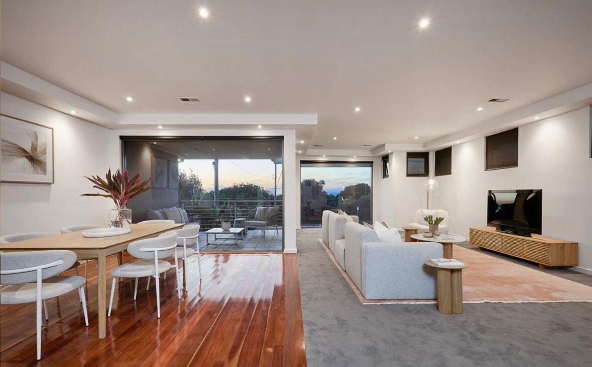 Melbourne Beachfront Residence with Panoramic Views