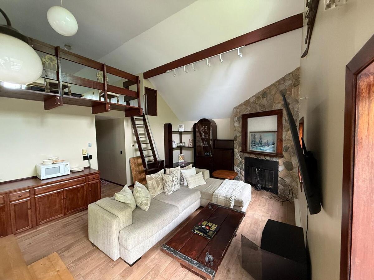 Luxury Mountain Getaway - 6 bed, 3 bath, hot-tub, fire-pit, game-room