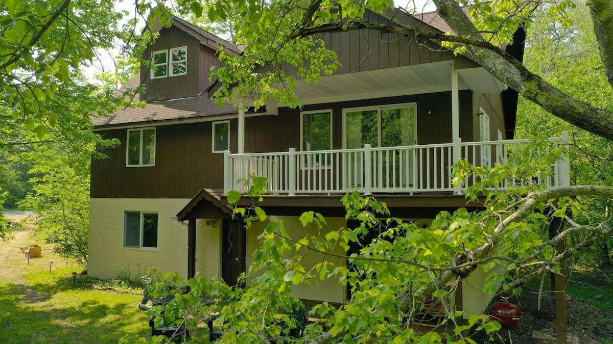 Luxury Mountain Getaway - 6 bed, 3 bath, hot-tub, fire-pit, game-room