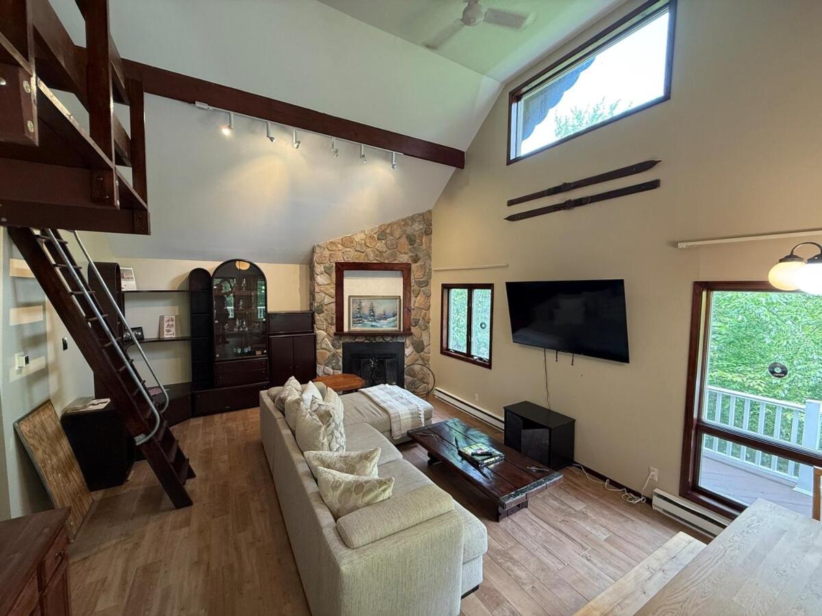 Luxury Mountain Getaway - 6 bed, 3 bath, hot-tub, fire-pit, game-room