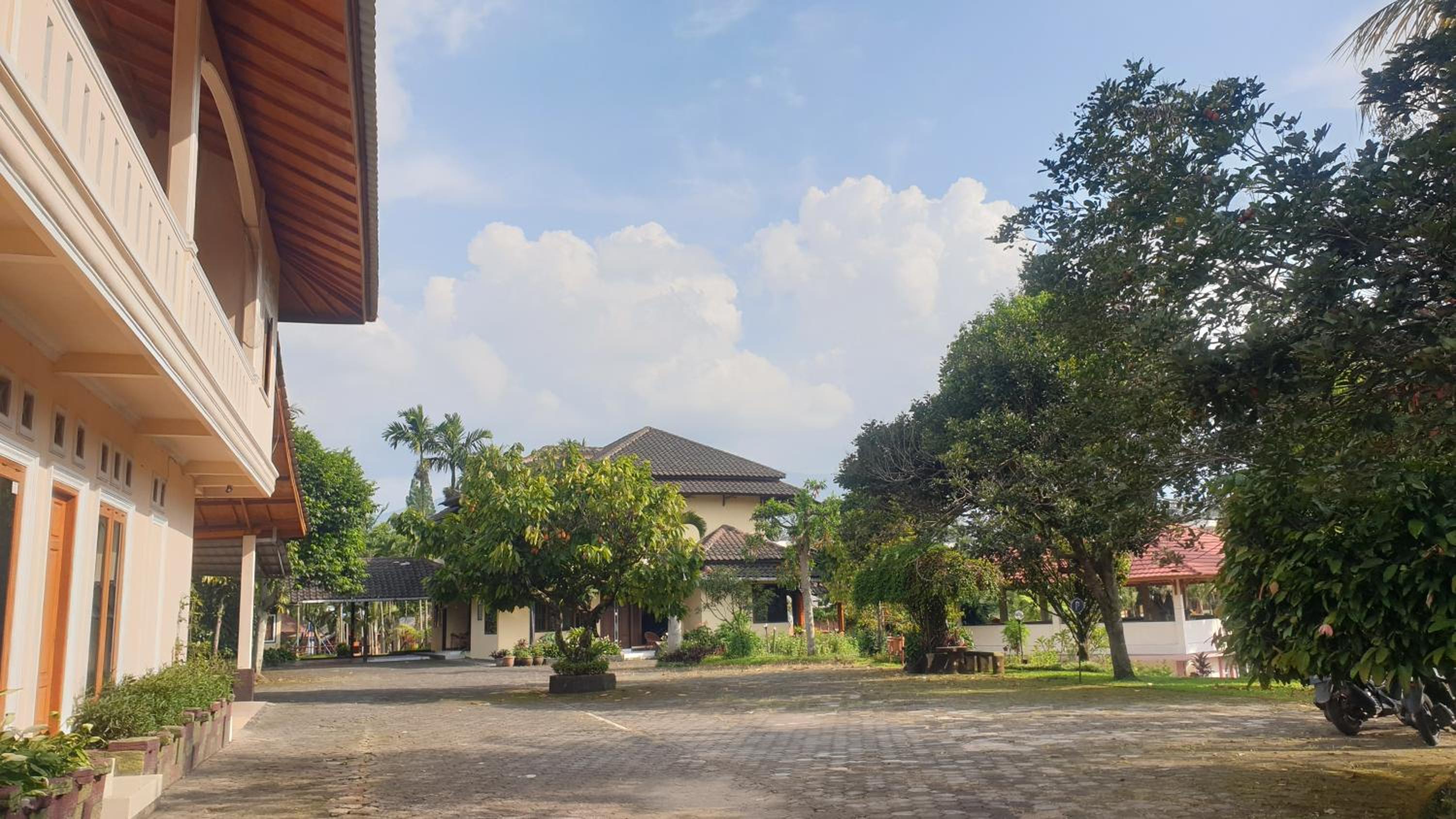 Aquarius Orange Hotel & Villa