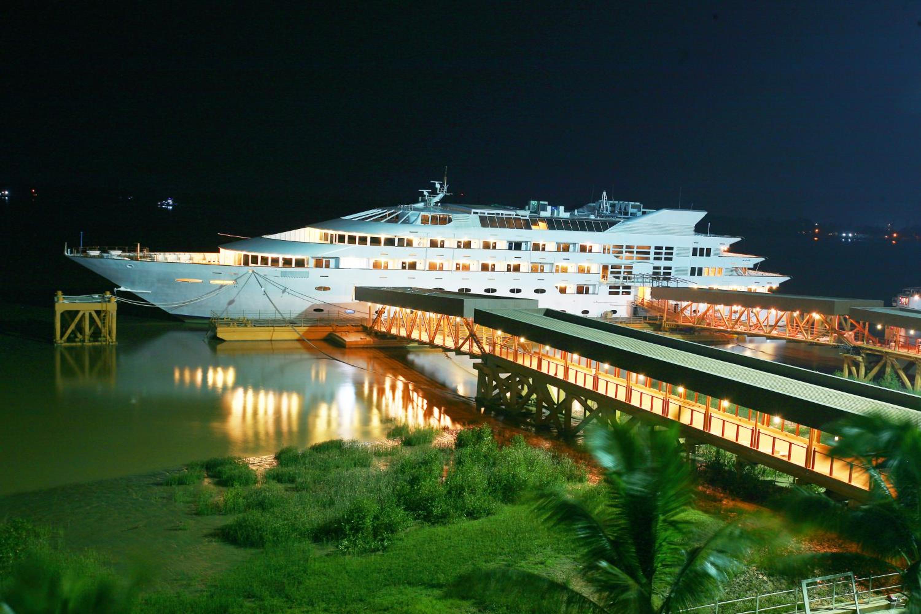 Vintage Luxury Yacht Hotel