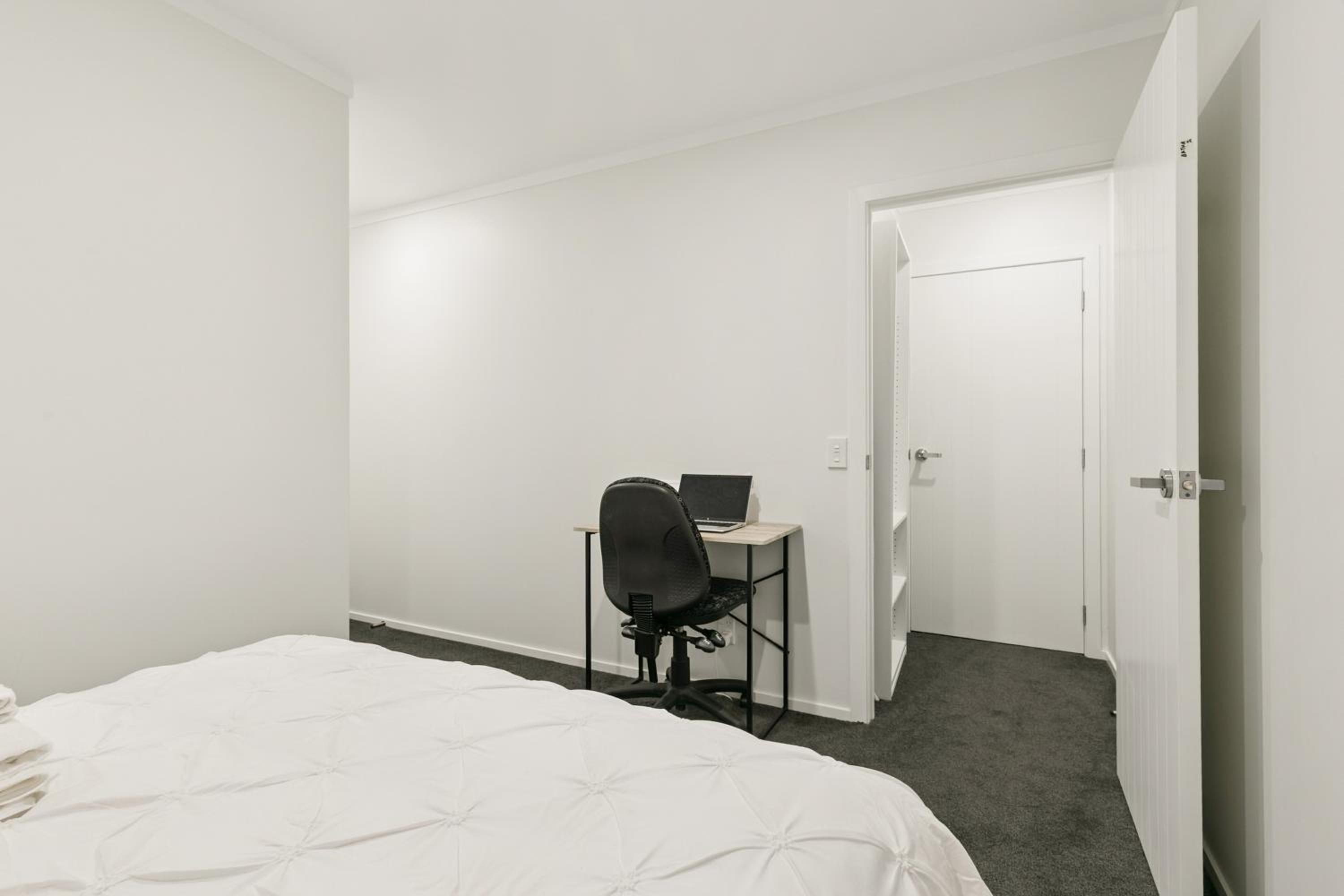 Modern 1 Bed Smart Flat in Upper Hutt with Full Kitchen, Parking - 5 minutes to Brewtown