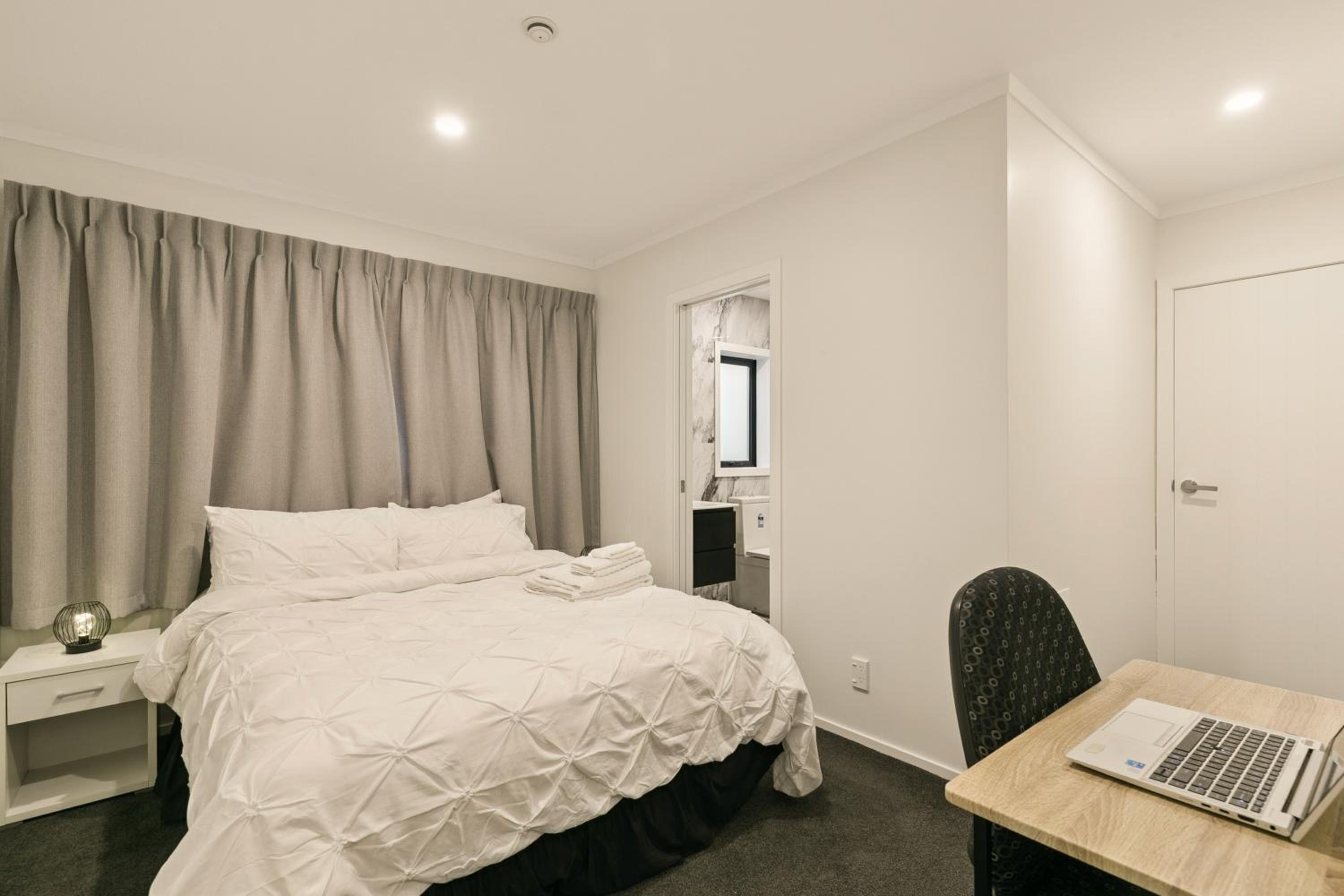 Modern 1 Bed Smart Flat in Upper Hutt with Full Kitchen, Parking - 5 minutes to Brewtown