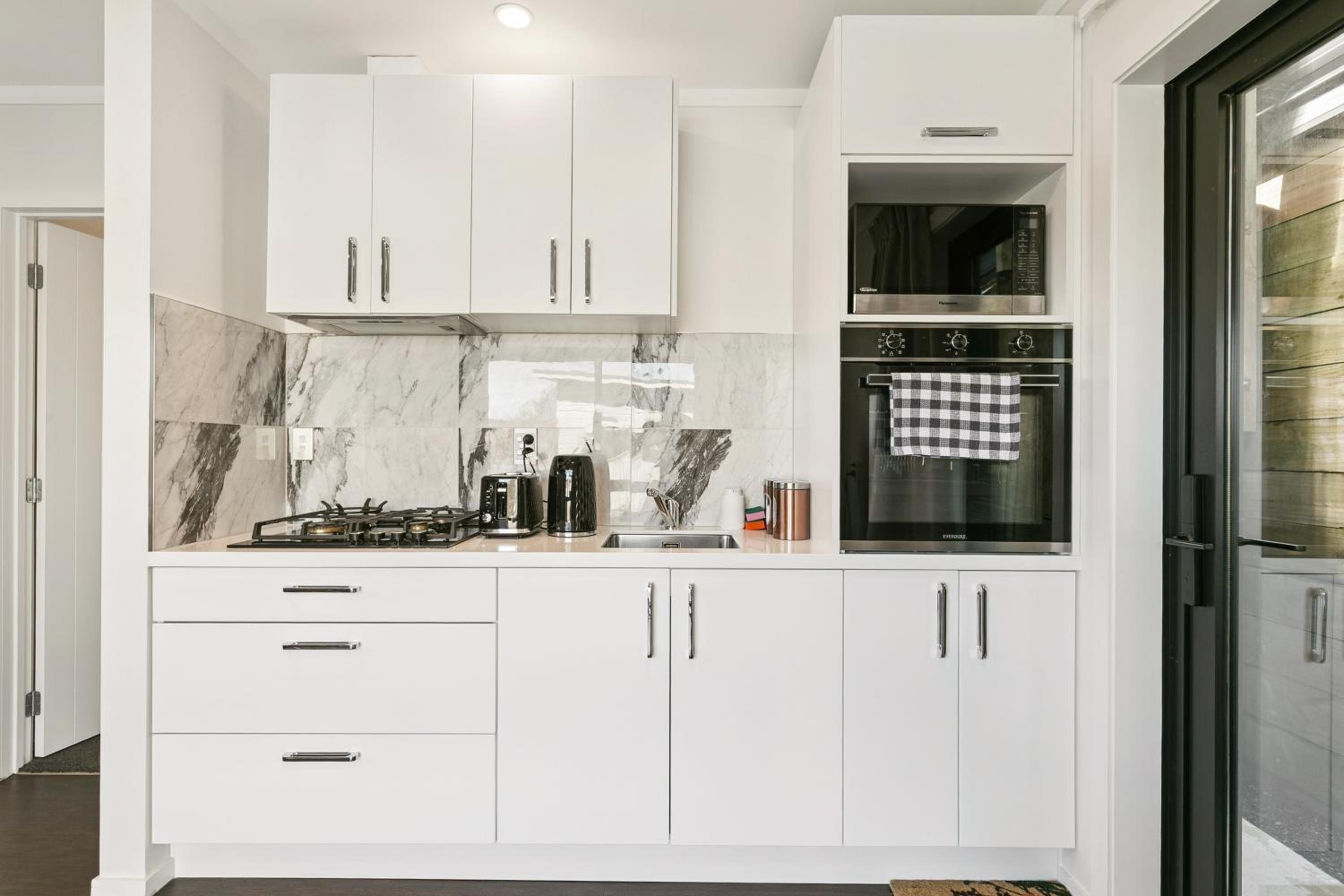 Modern 1 Bed Smart Flat in Upper Hutt with Full Kitchen, Parking - 5 minutes to Brewtown