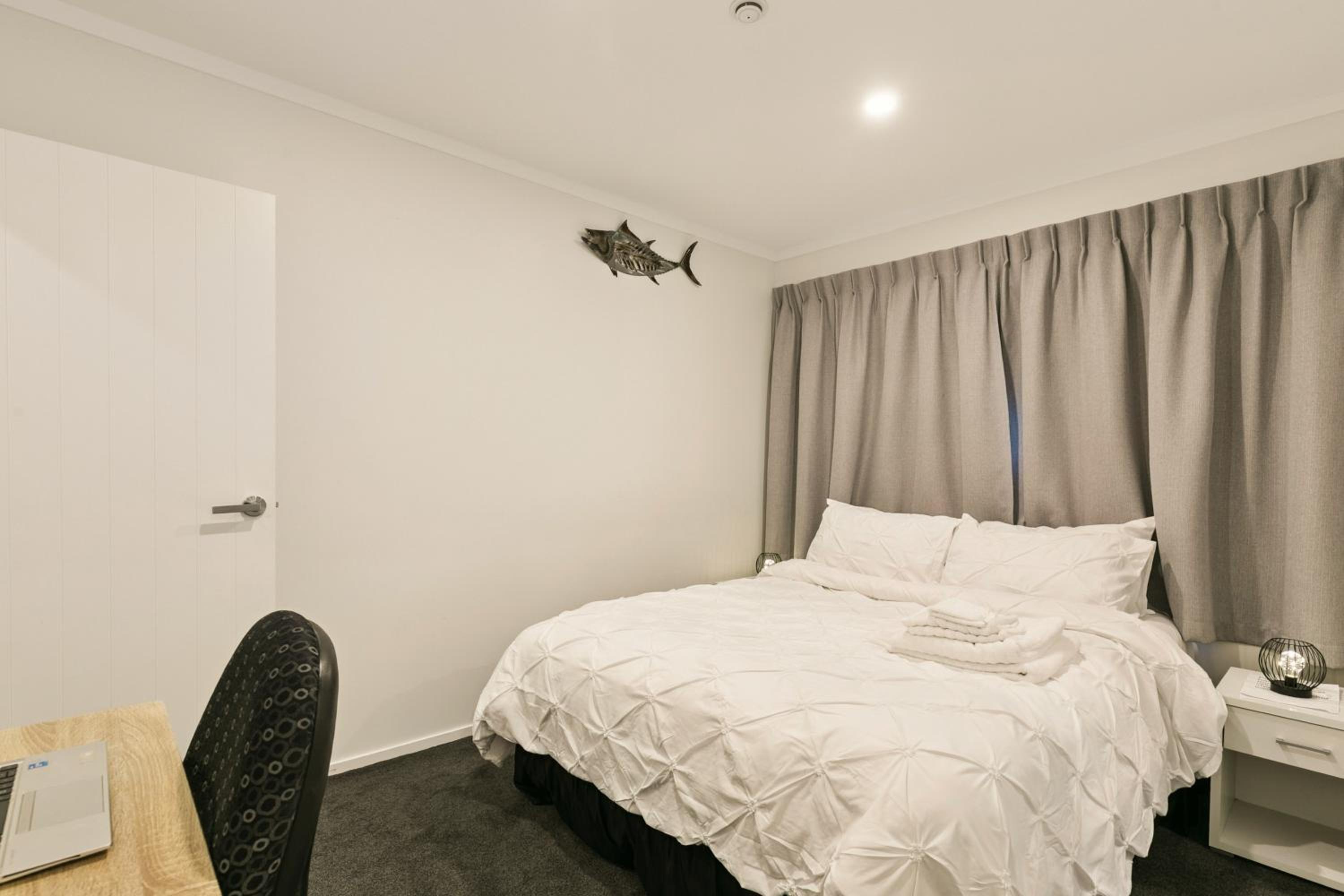 Modern 1 Bed Smart Flat in Upper Hutt with Full Kitchen, Parking - 5 minutes to Brewtown